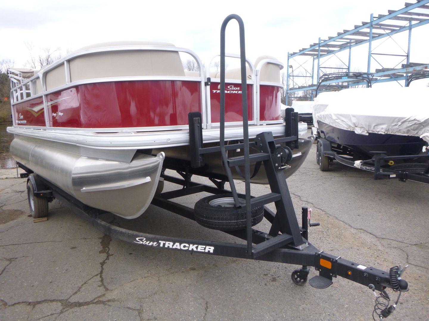 2025 Sun Tracker Party Barge 18 DLX Gallery
