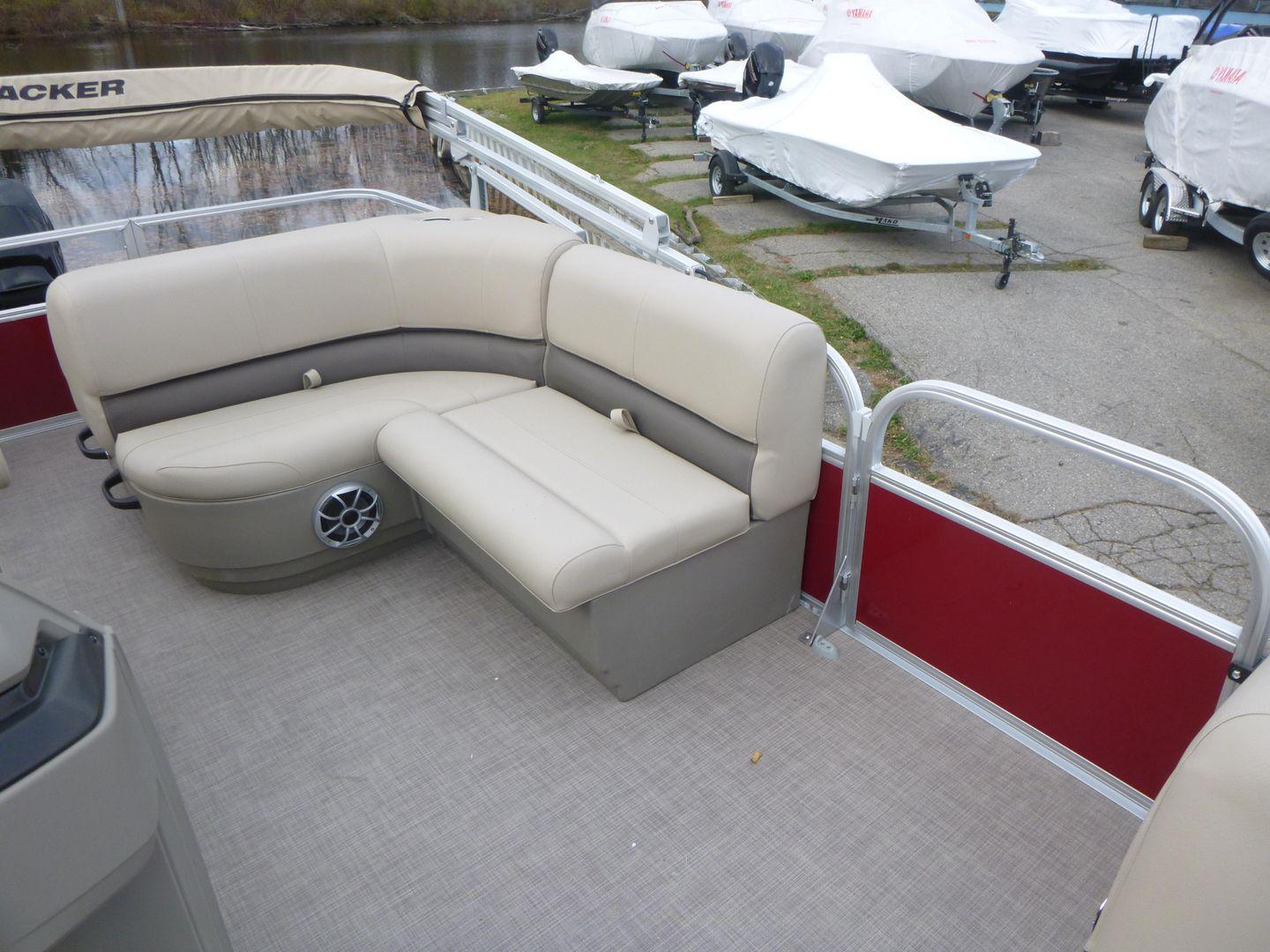 2025 Sun Tracker Party Barge 18 DLX Gallery