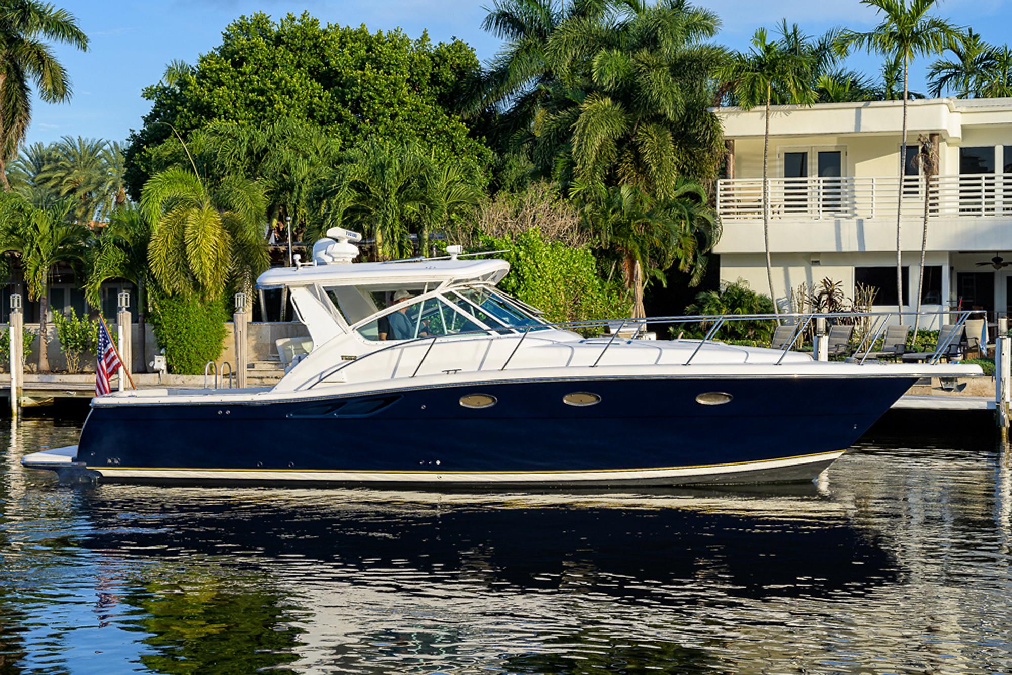Tiara Yachts 35 Dorado - Exterior starboard profile photo on water