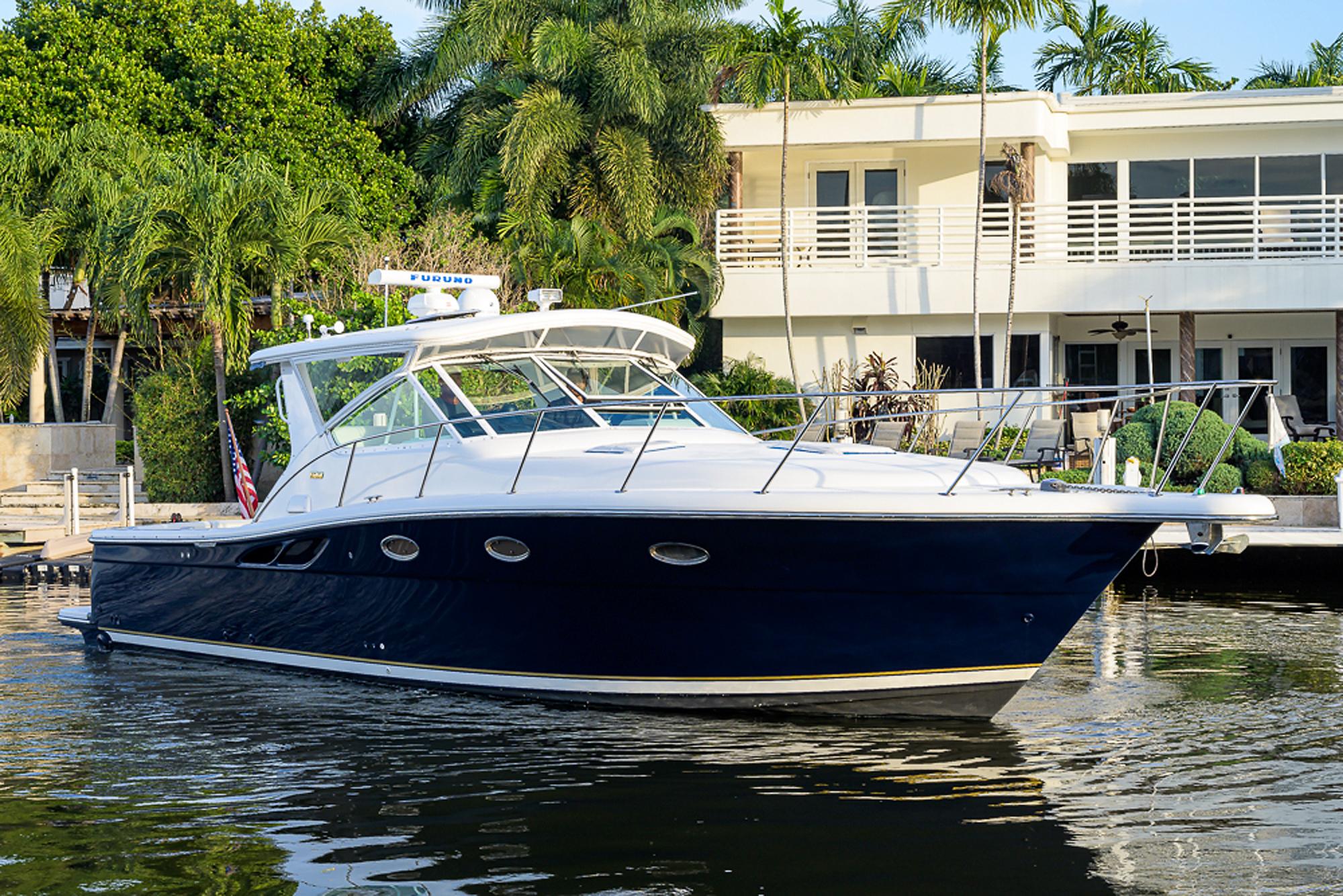 Tiara Yachts 35 Dorado - Exterior starboard profile on water