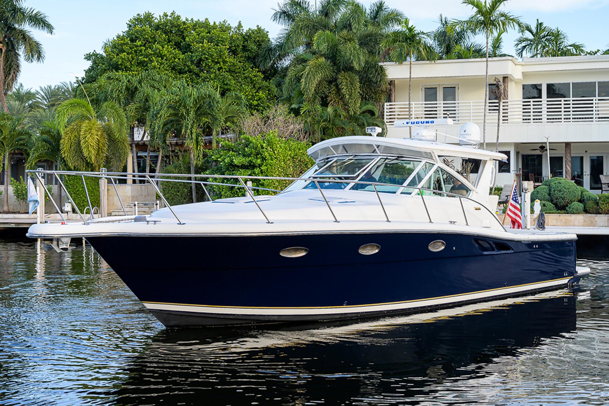 Tiara Yachts 35 Dorado - Exterior starboard profile on water