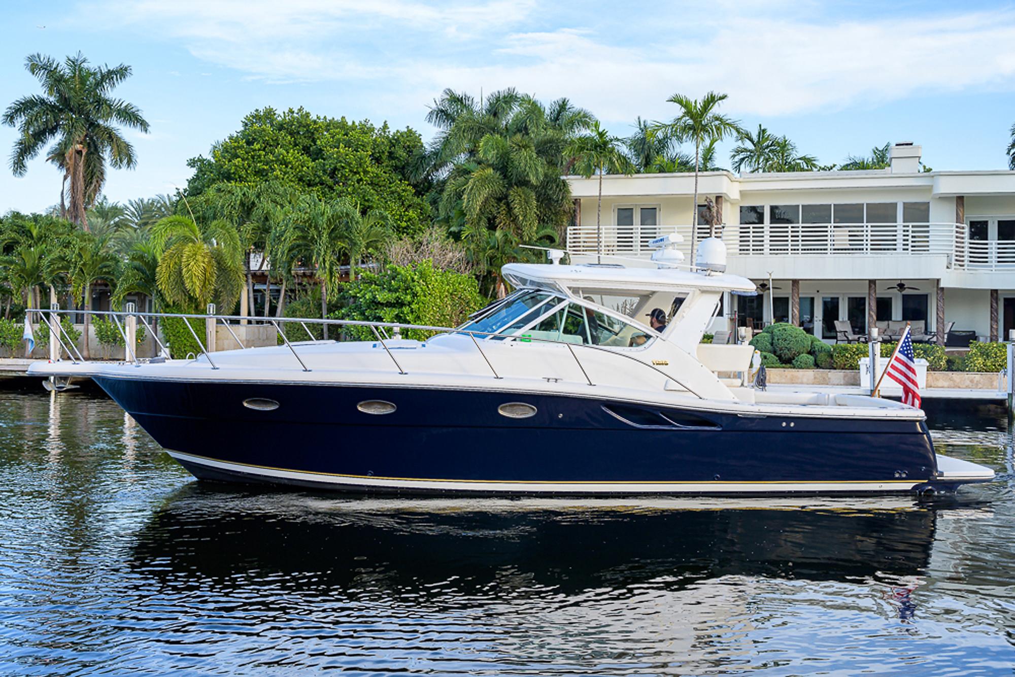 Tiara Yachts 35 Dorado - Exterior starboard profile on water