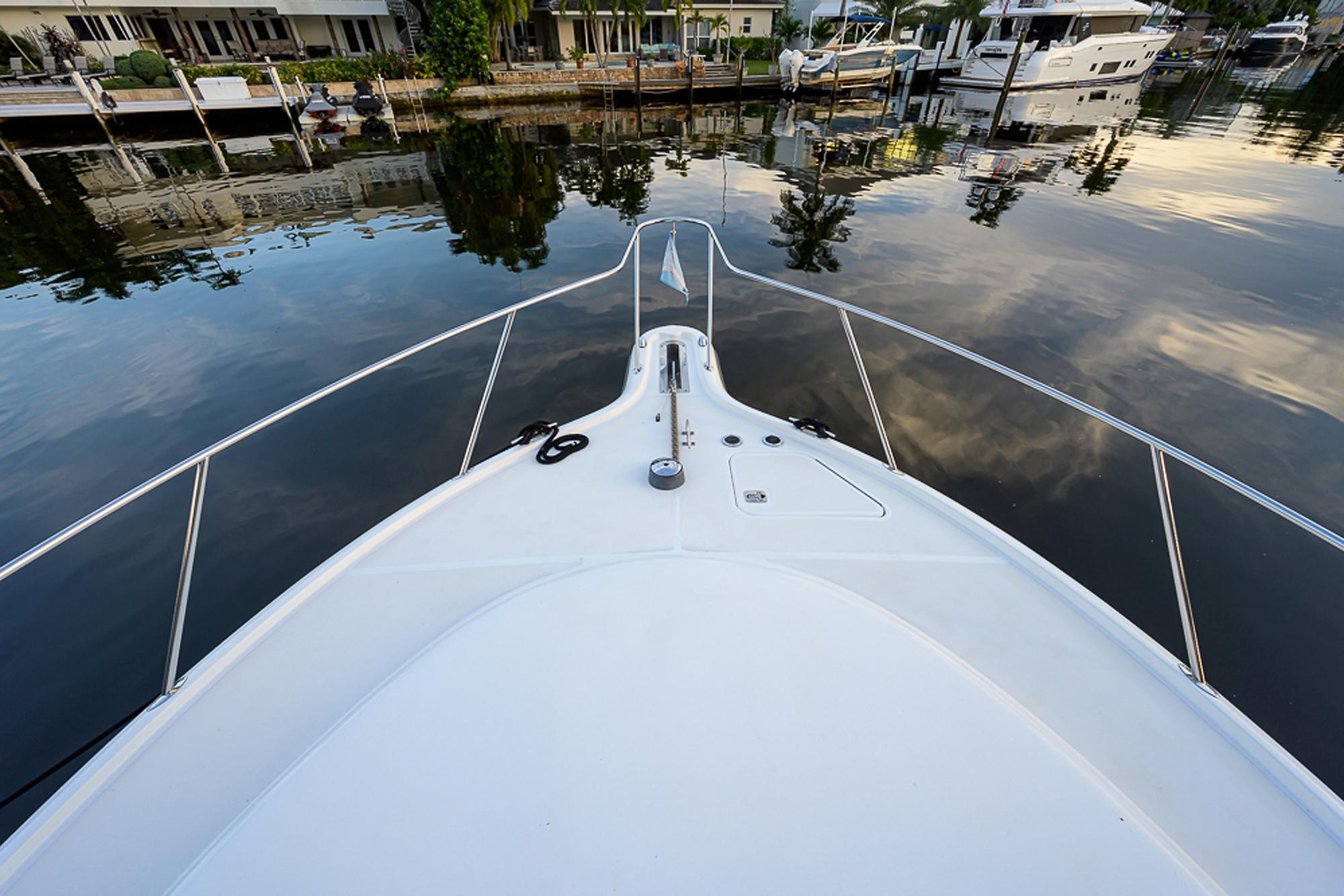 Tiara Yachts 35 Dorado - Exterior bow profile on water