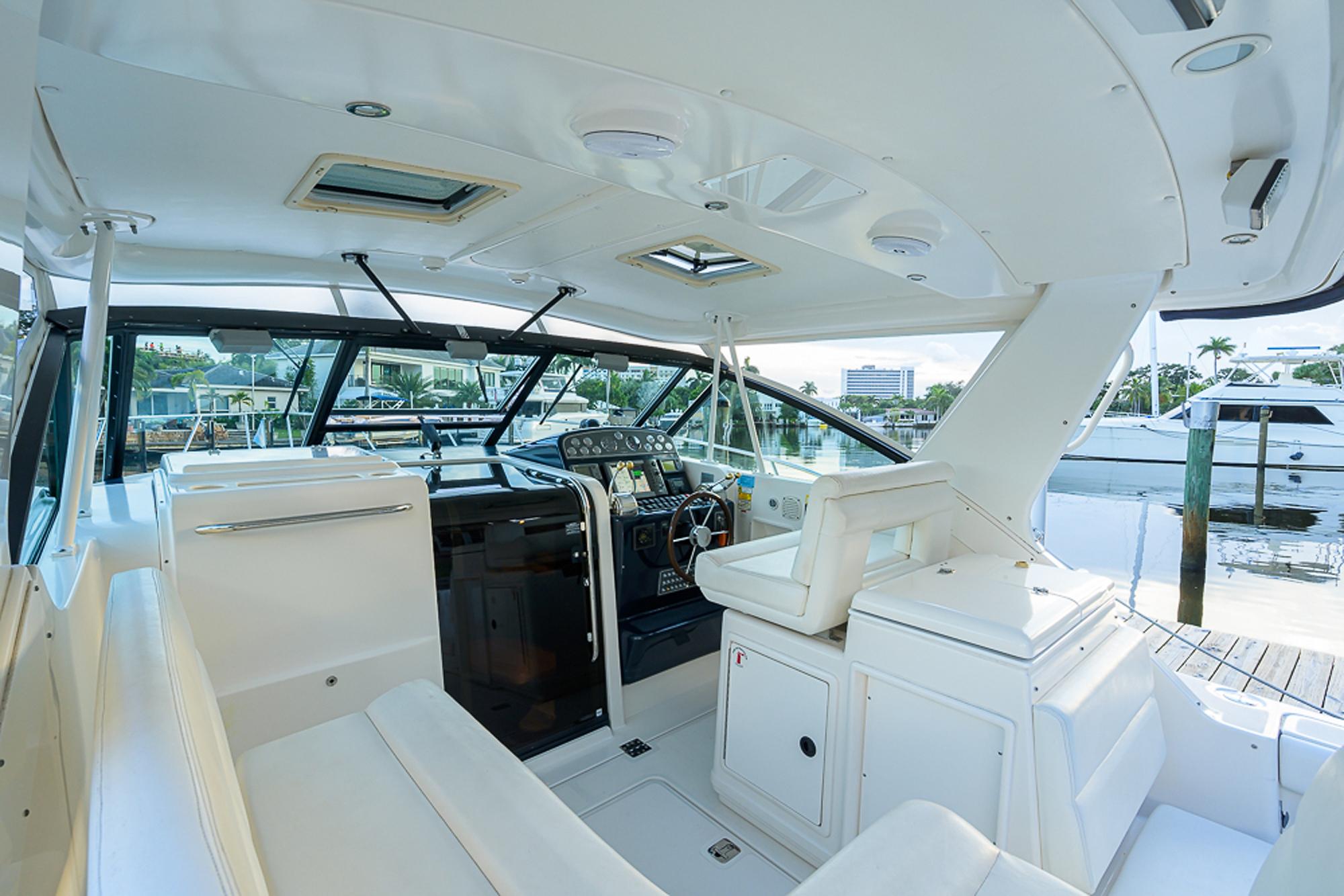 Tiara Yachts 35 Dorado - Exterior helm station and seating