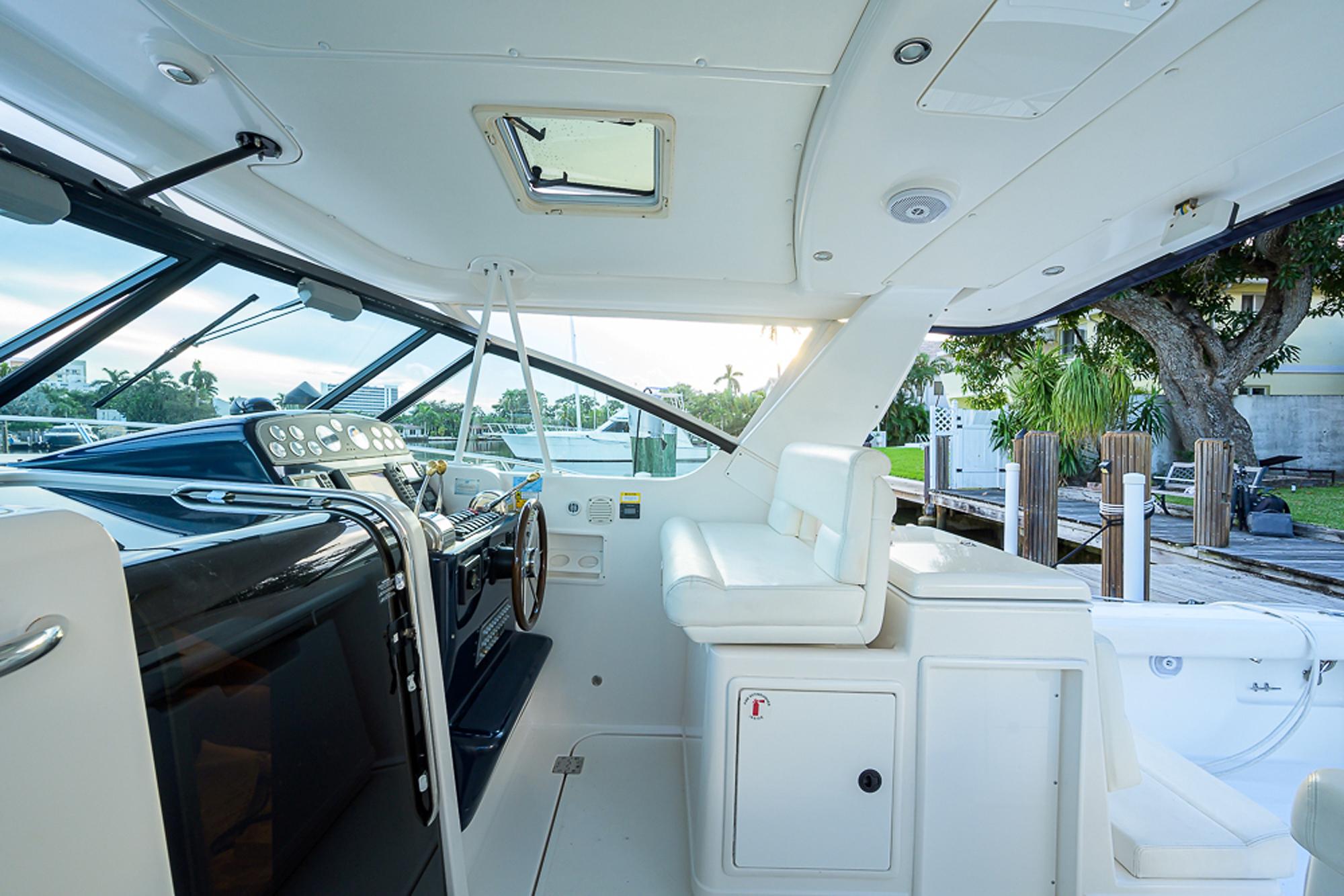 Tiara Yachts 35 Dorado - Exterior helm station and seating