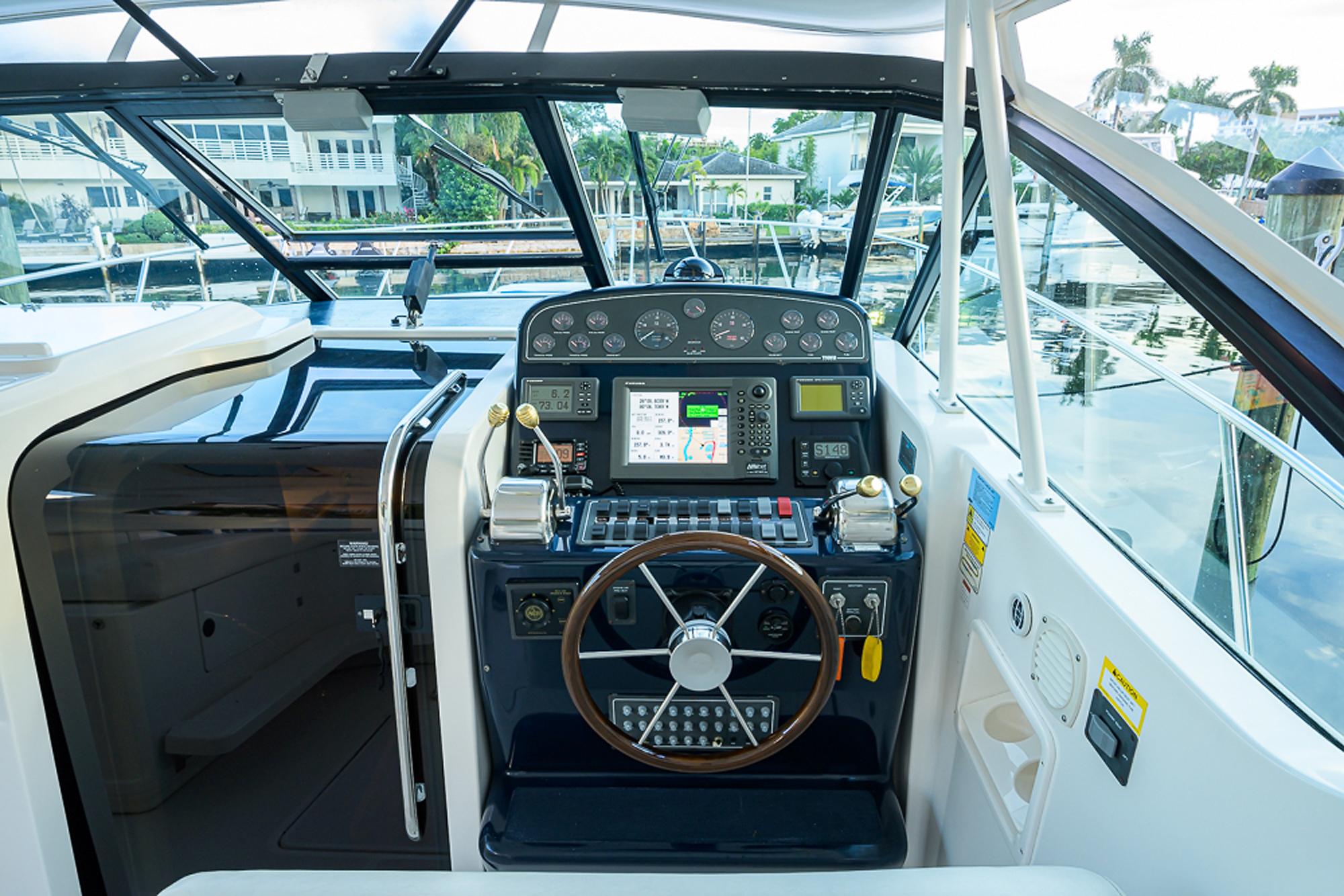 Tiara Yachts 35 Dorado - Exterior helm and control on water