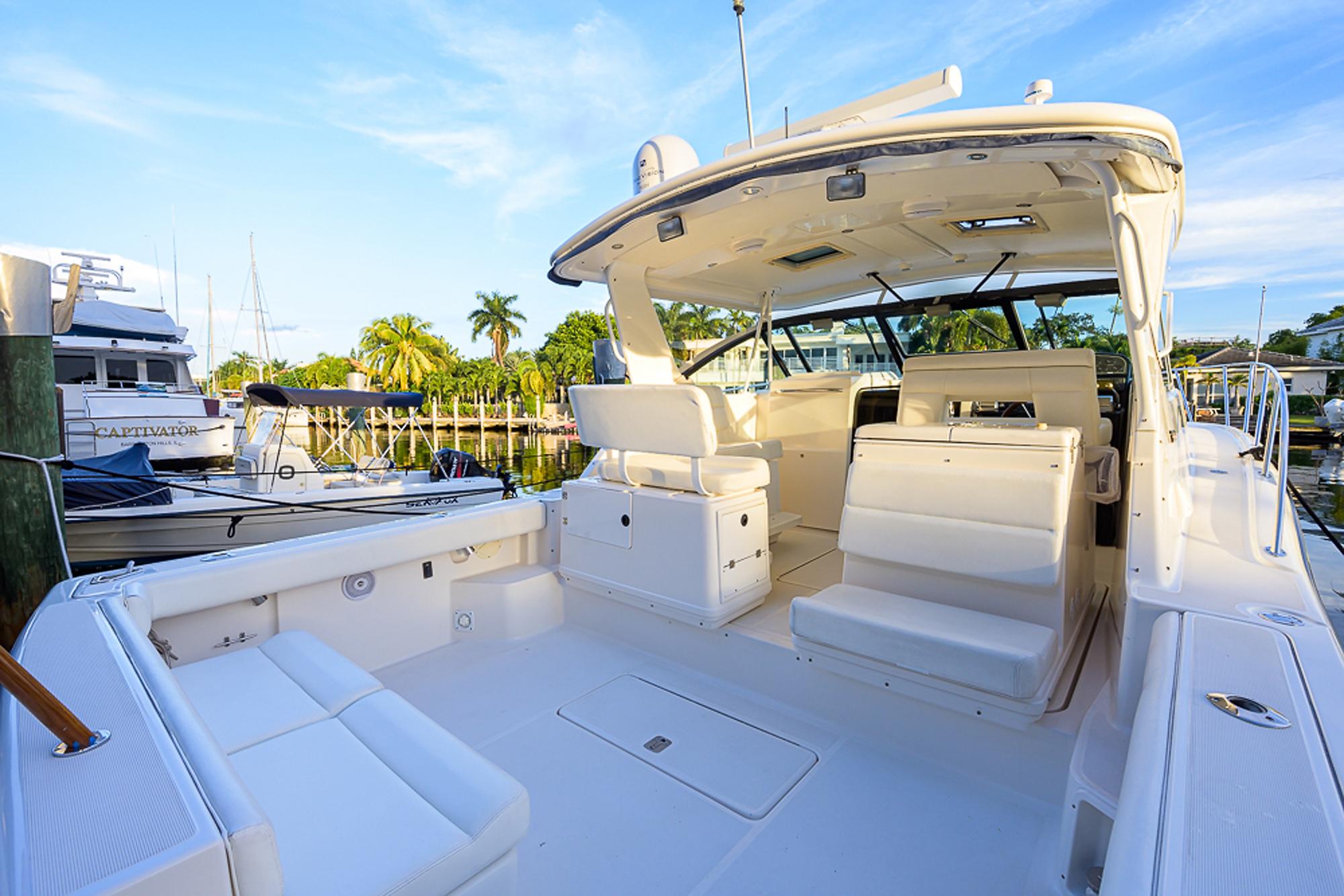 Tiara Yachts 35 Dorado - Exterior starboard photo of helm and seating
