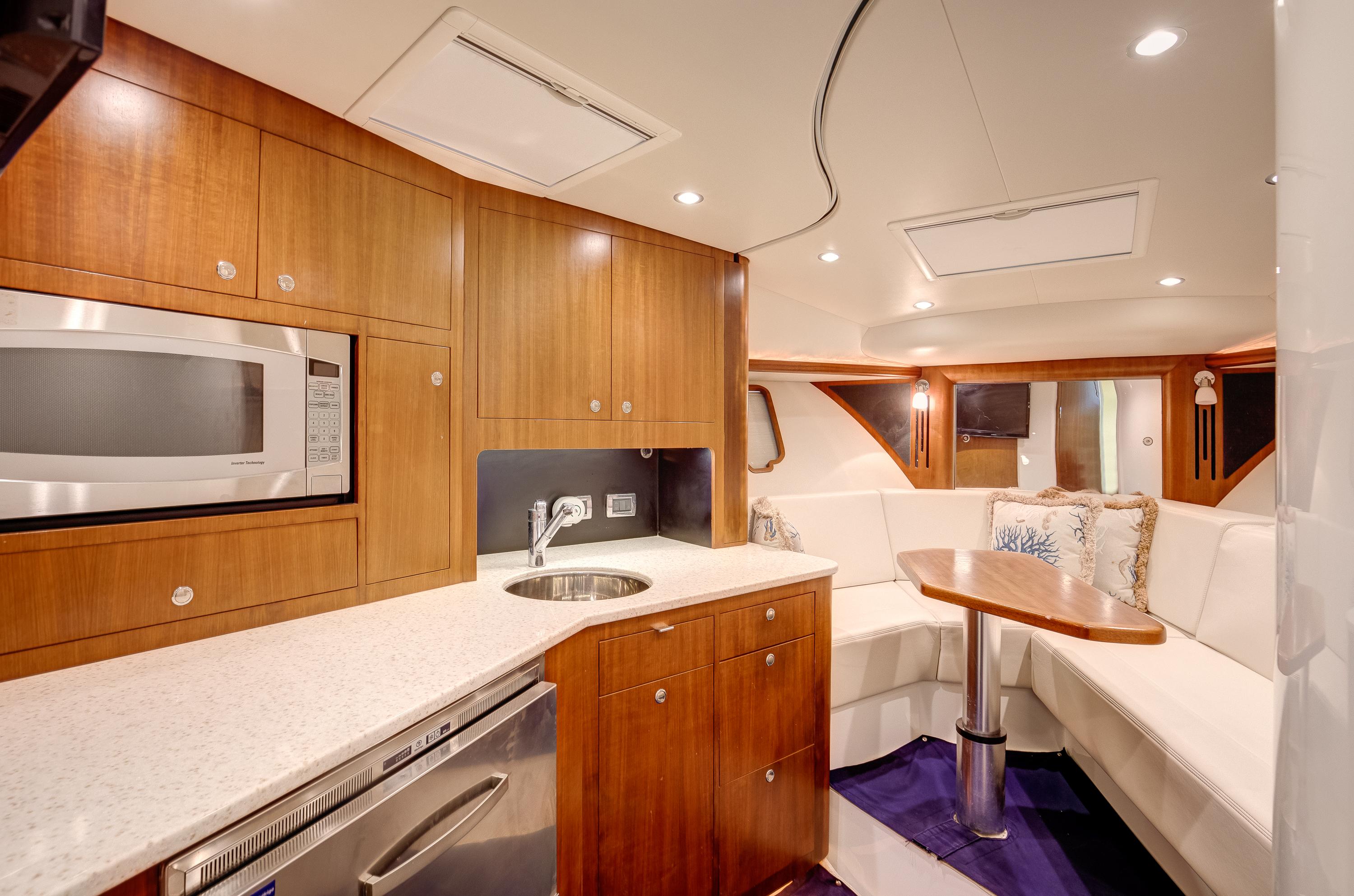 SeaVee 43 Hard Four - Interior Cabin