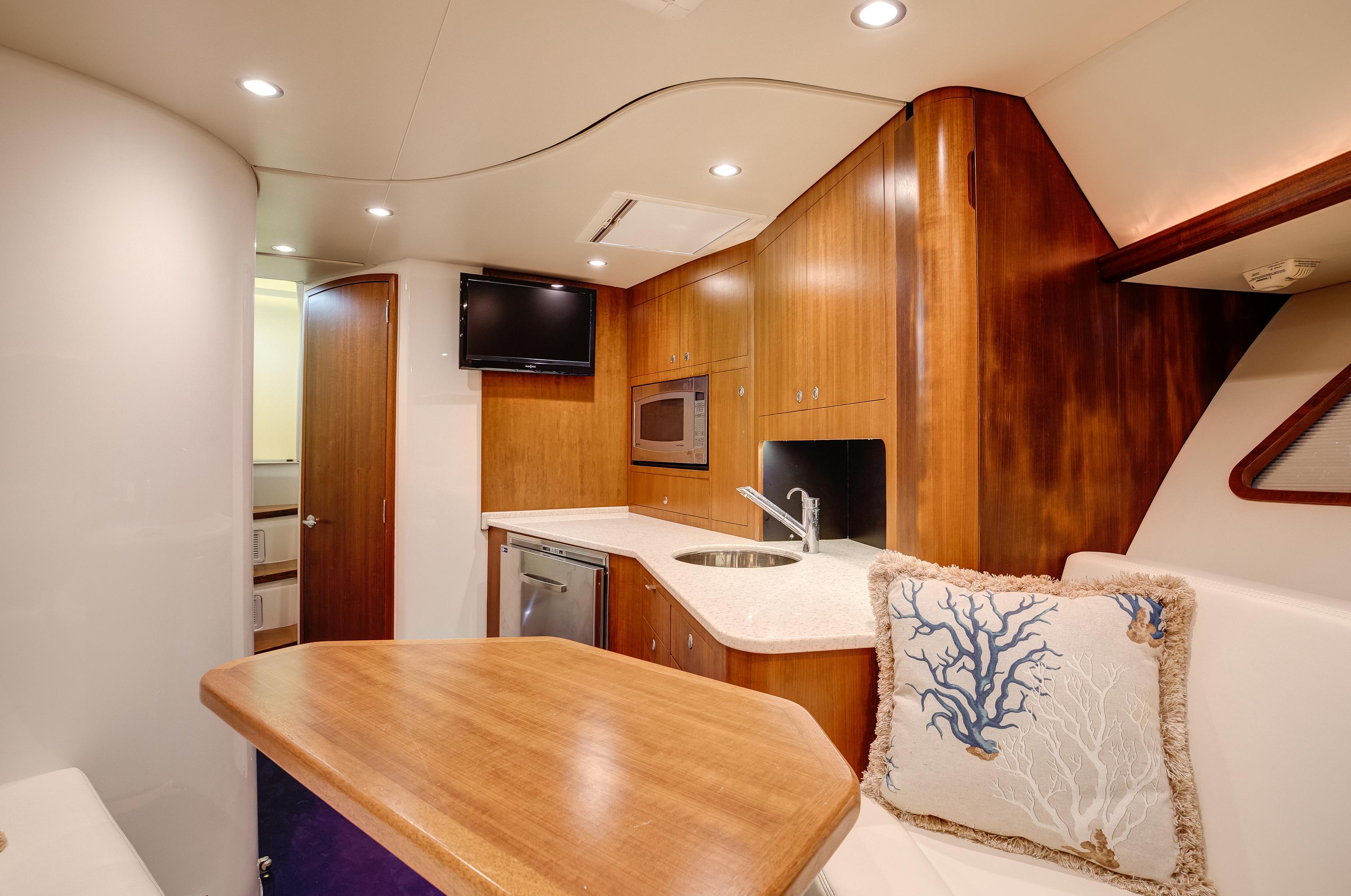 SeaVee 43 Hard Four - Interior Cabin