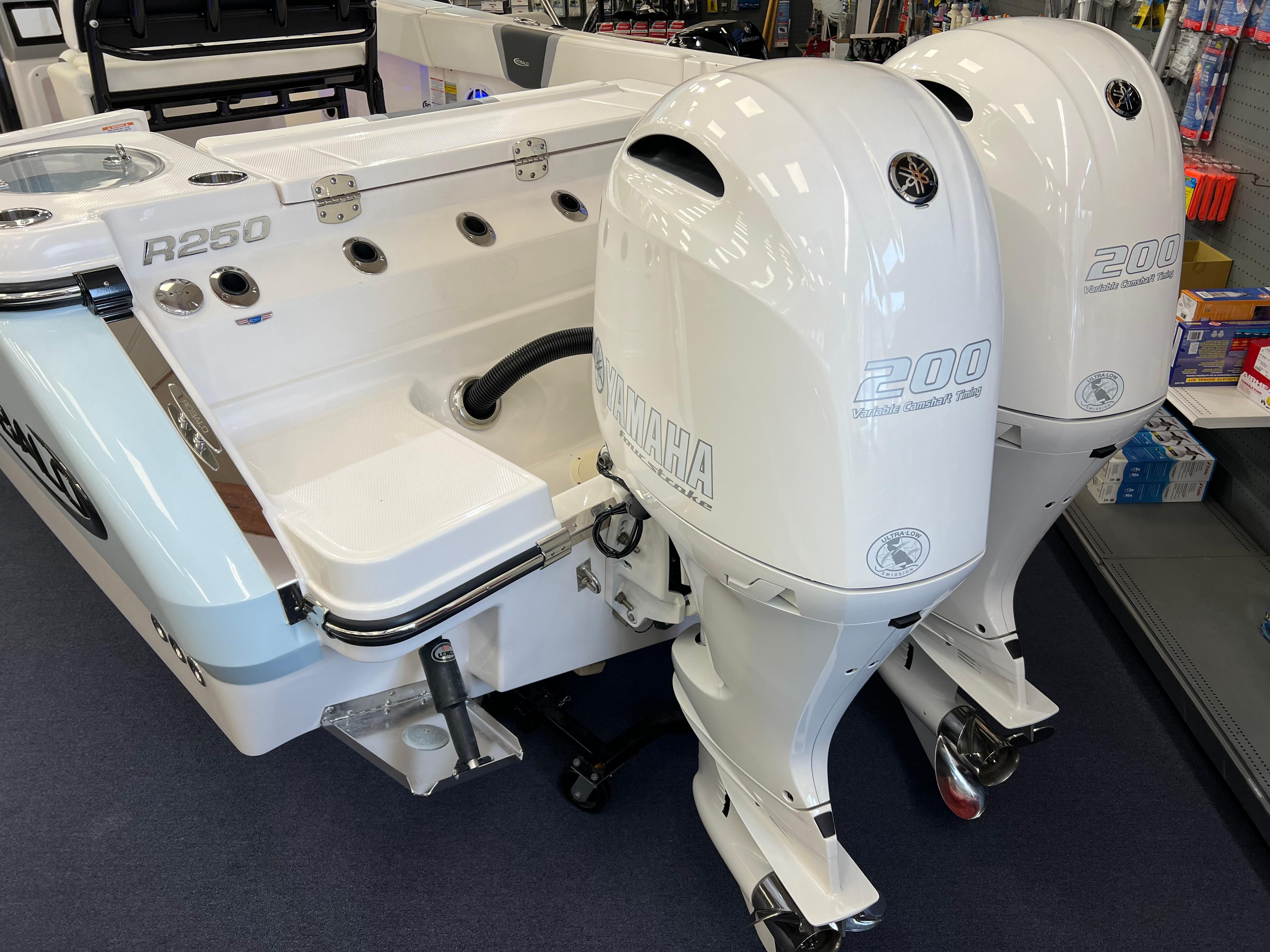 2023-robalo-r250-center-console-power-9846616-20250620105016805-1