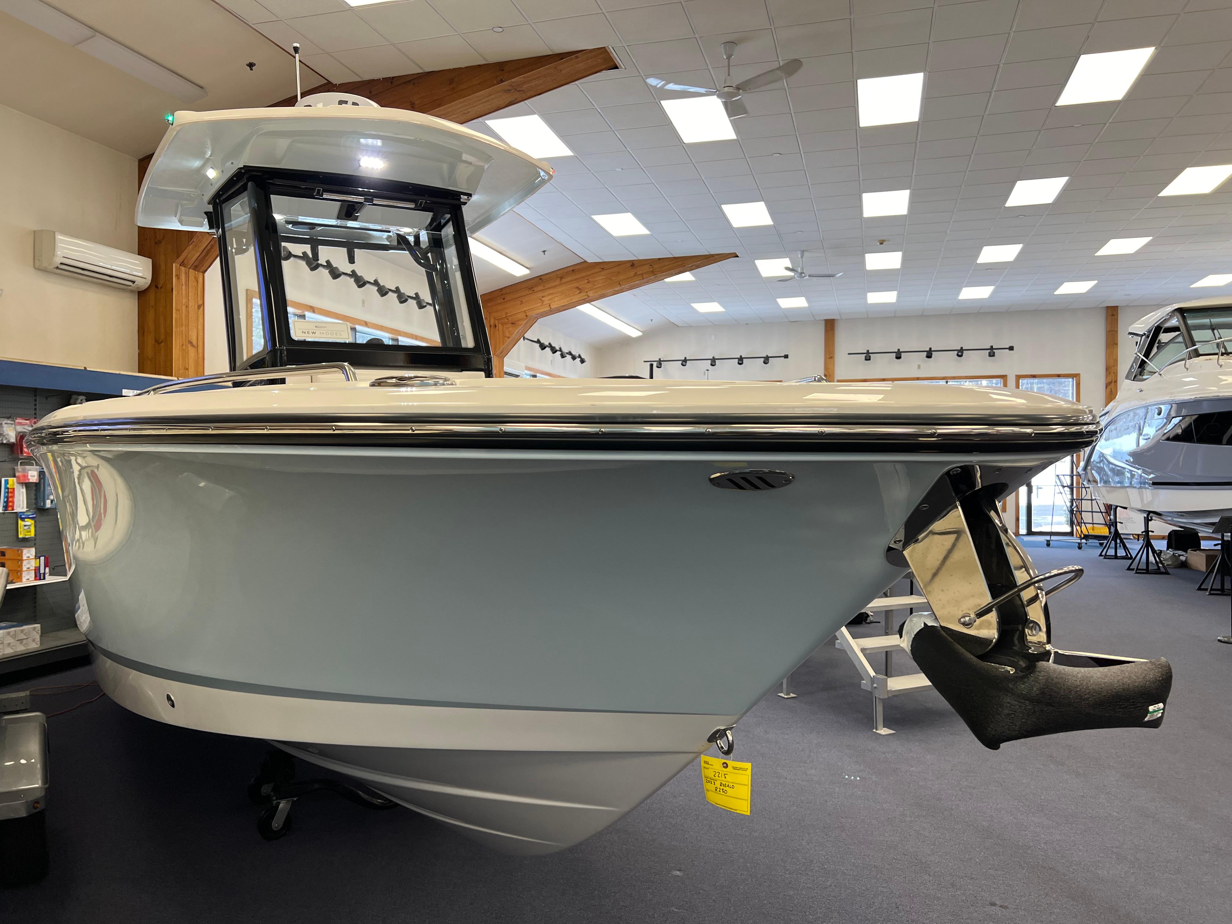 2023-robalo-r250-center-console-power-9846616-20250620105026625-1