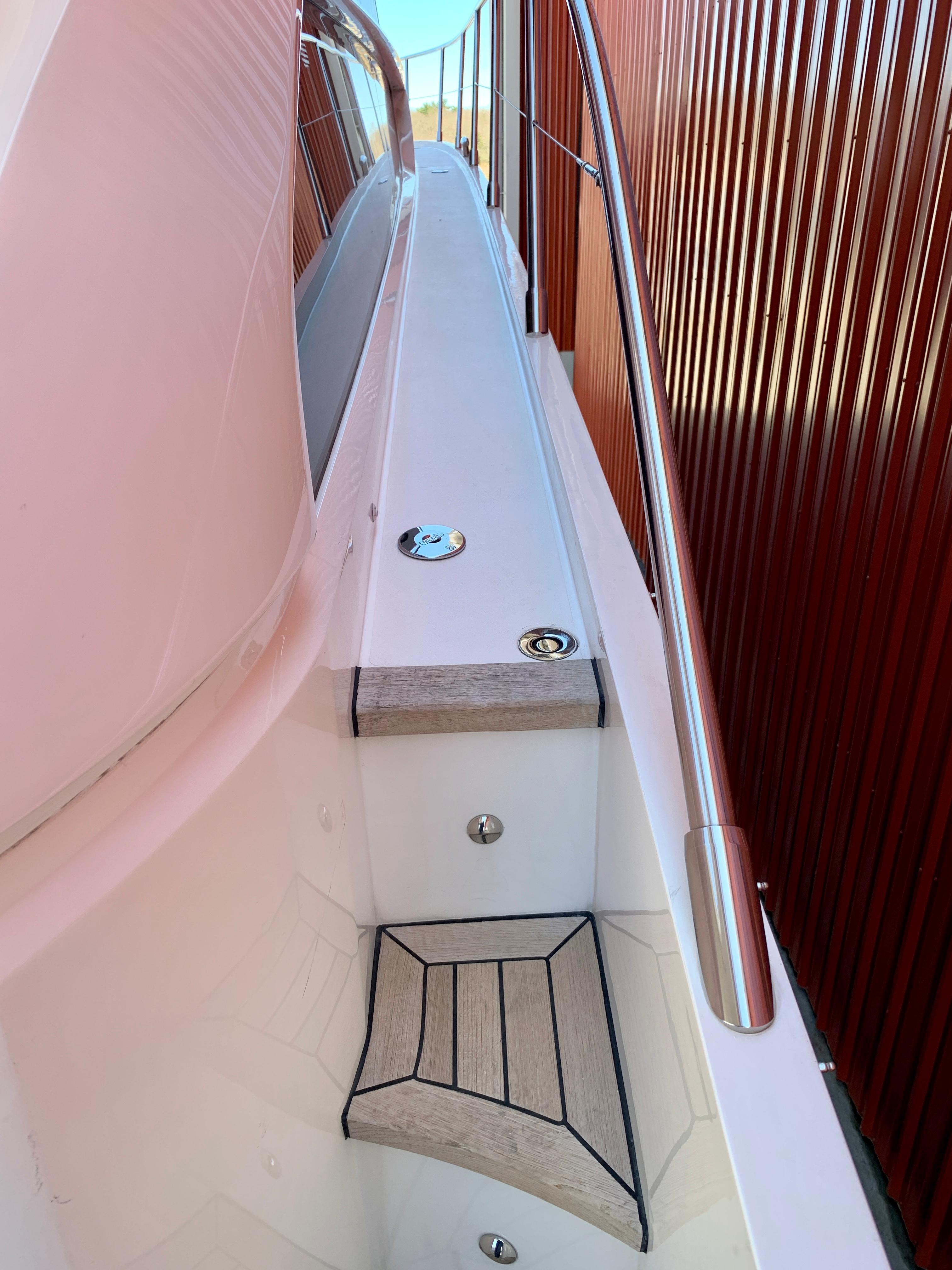 52 ft Princess 52 Flybridge Side Deck, Starboard