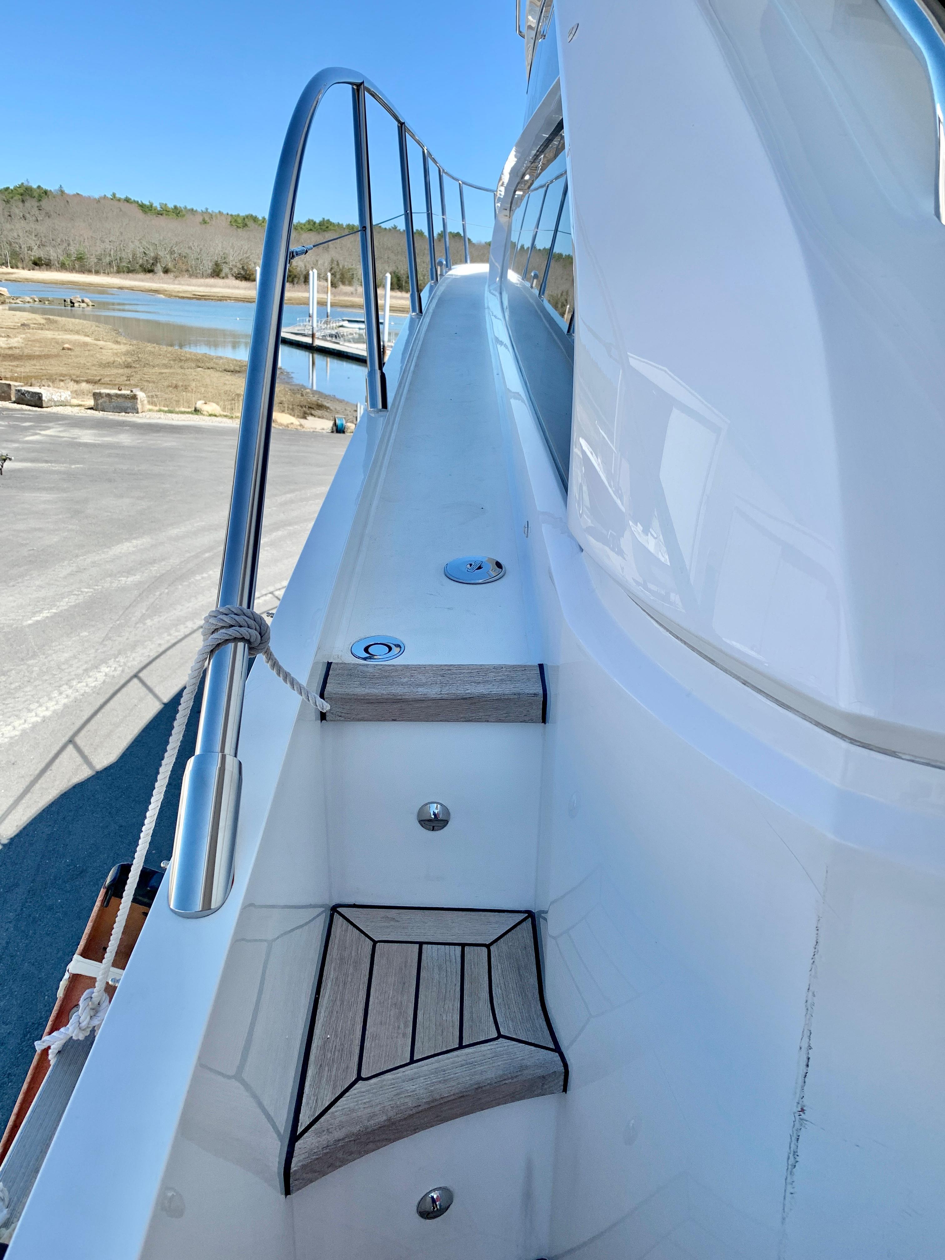 52 ft Princess 52 Flybridge Side Deck, Port
