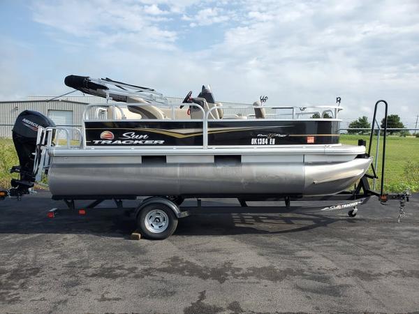 2021 Sun Tracker boat for sale, model of the boat is BASS BUGGY 16 XL SELECT & Image # 1 of 8