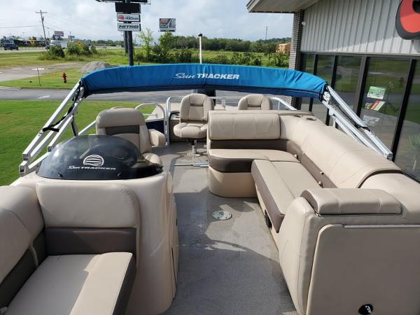 2018 Sun Tracker boat for sale, model of the boat is Fishin' Barge 22 DLX & Image # 4 of 9