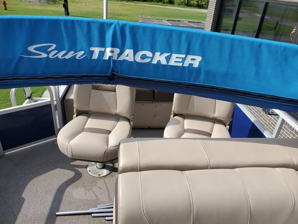 2018 Sun Tracker boat for sale, model of the boat is Fishin' Barge 22 DLX & Image # 5 of 9