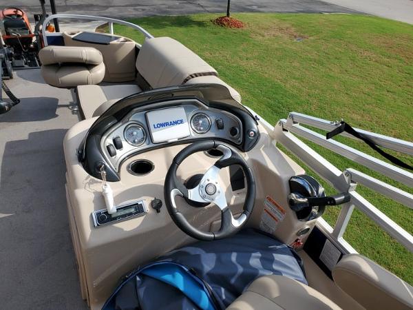 2018 Sun Tracker boat for sale, model of the boat is Fishin' Barge 22 DLX & Image # 7 of 9