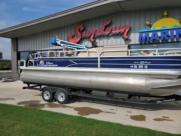 2018 Sun Tracker boat for sale, model of the boat is Fishin' Barge 22 DLX & Image # 1 of 9