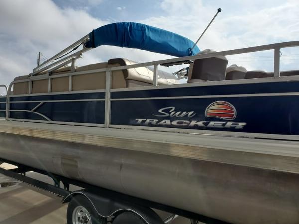 2018 Sun Tracker boat for sale, model of the boat is Fishin' Barge 22 DLX & Image # 2 of 9