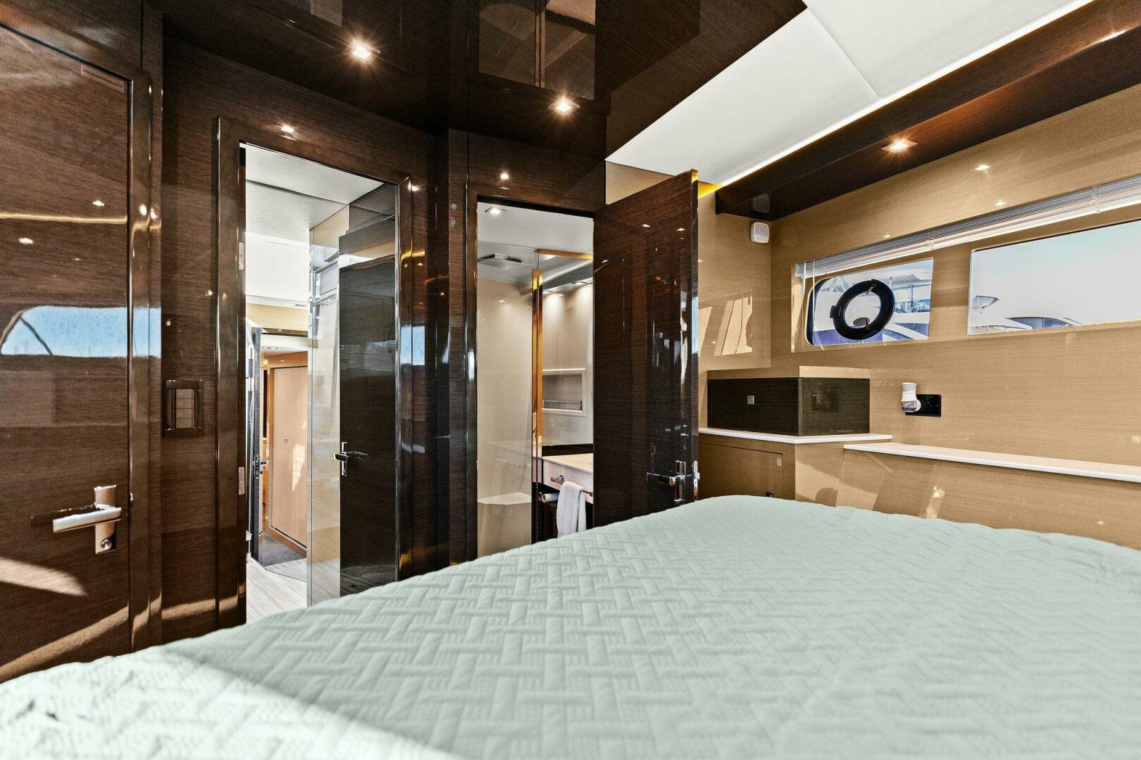 2019-cruisers-yachts-cantius-60-fly-power-9686642-976517387-0-090420250823-78