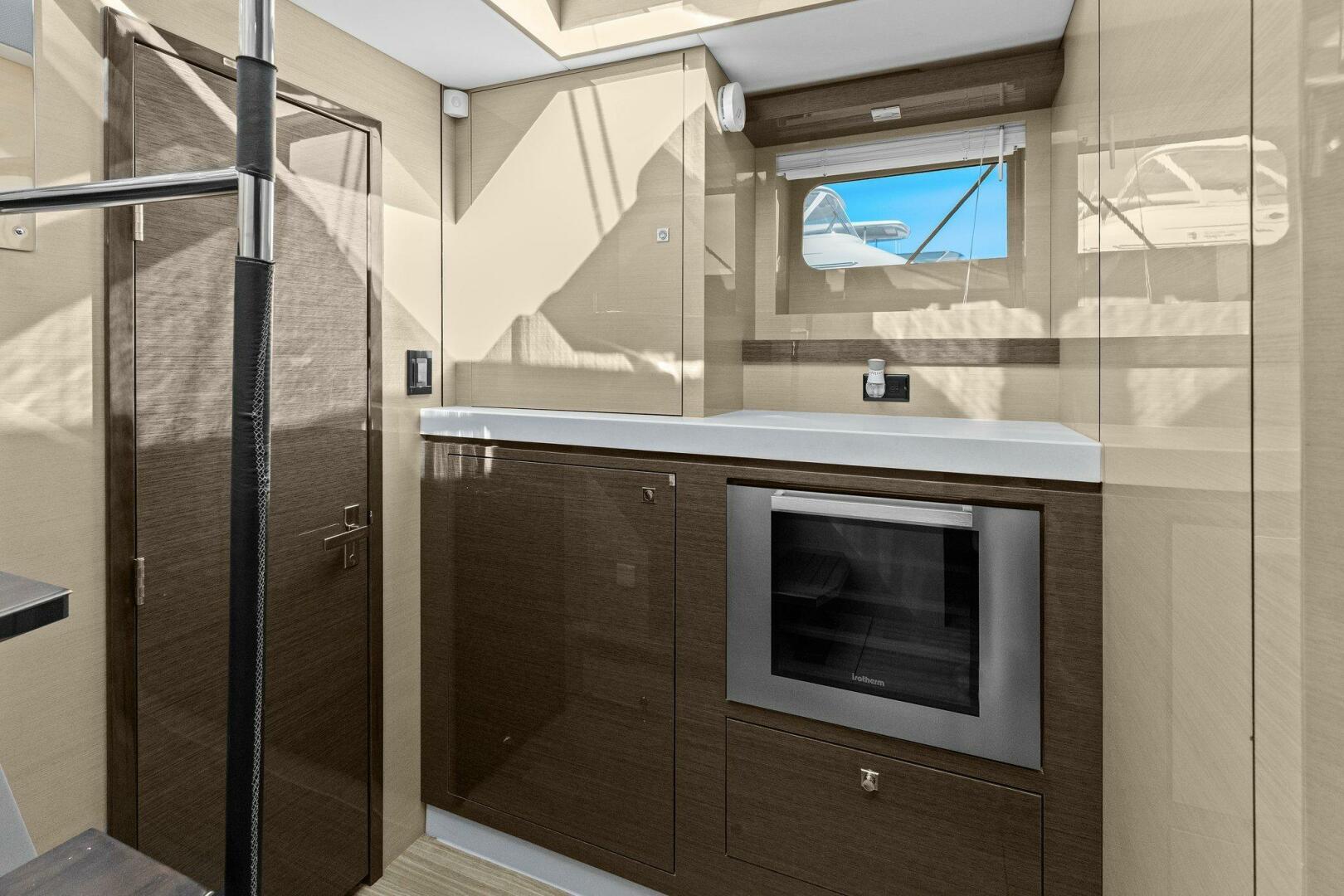2019-cruisers-yachts-cantius-60-fly-power-9686642-976517391-0-090420250822-69
