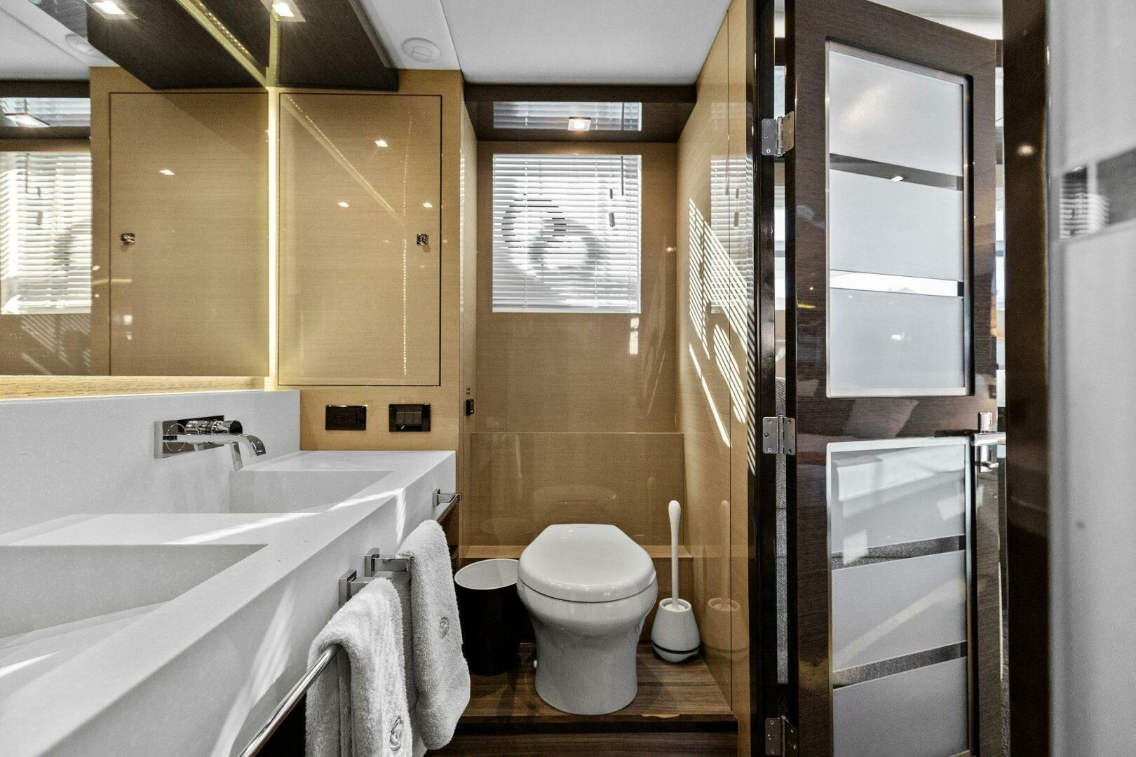 2019-cruisers-yachts-cantius-60-fly-power-9686642-976517413-0-090420250822-66