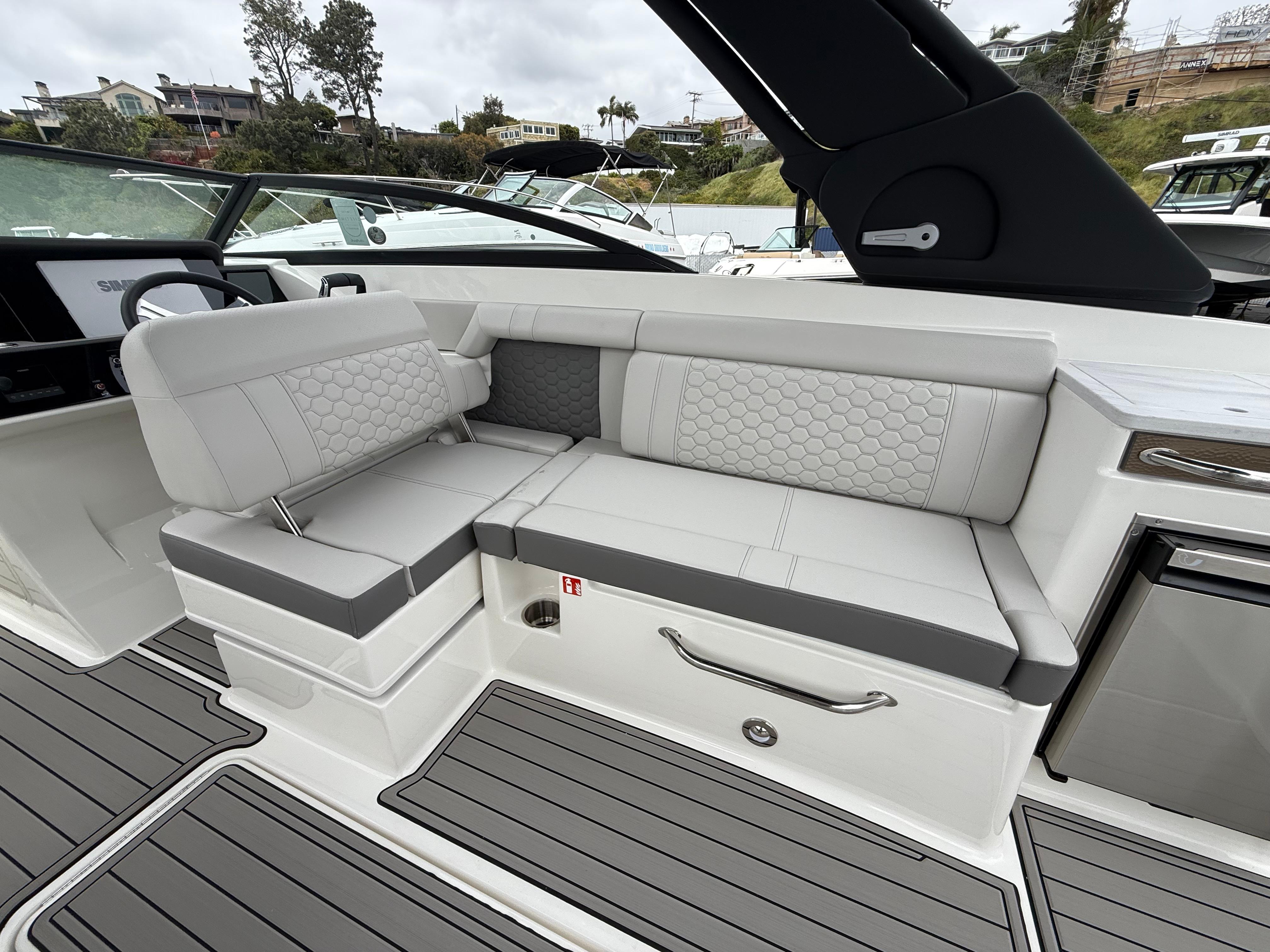 2025 Sea Ray 290 Sundeck Outboard #S1801B inventory image at Sun Country Marine Group, Newport Beach 2025 Sea Ray 290 Sundeck Outboard #S1801B inventory image at Sun Country Marine Group, Newport Beach