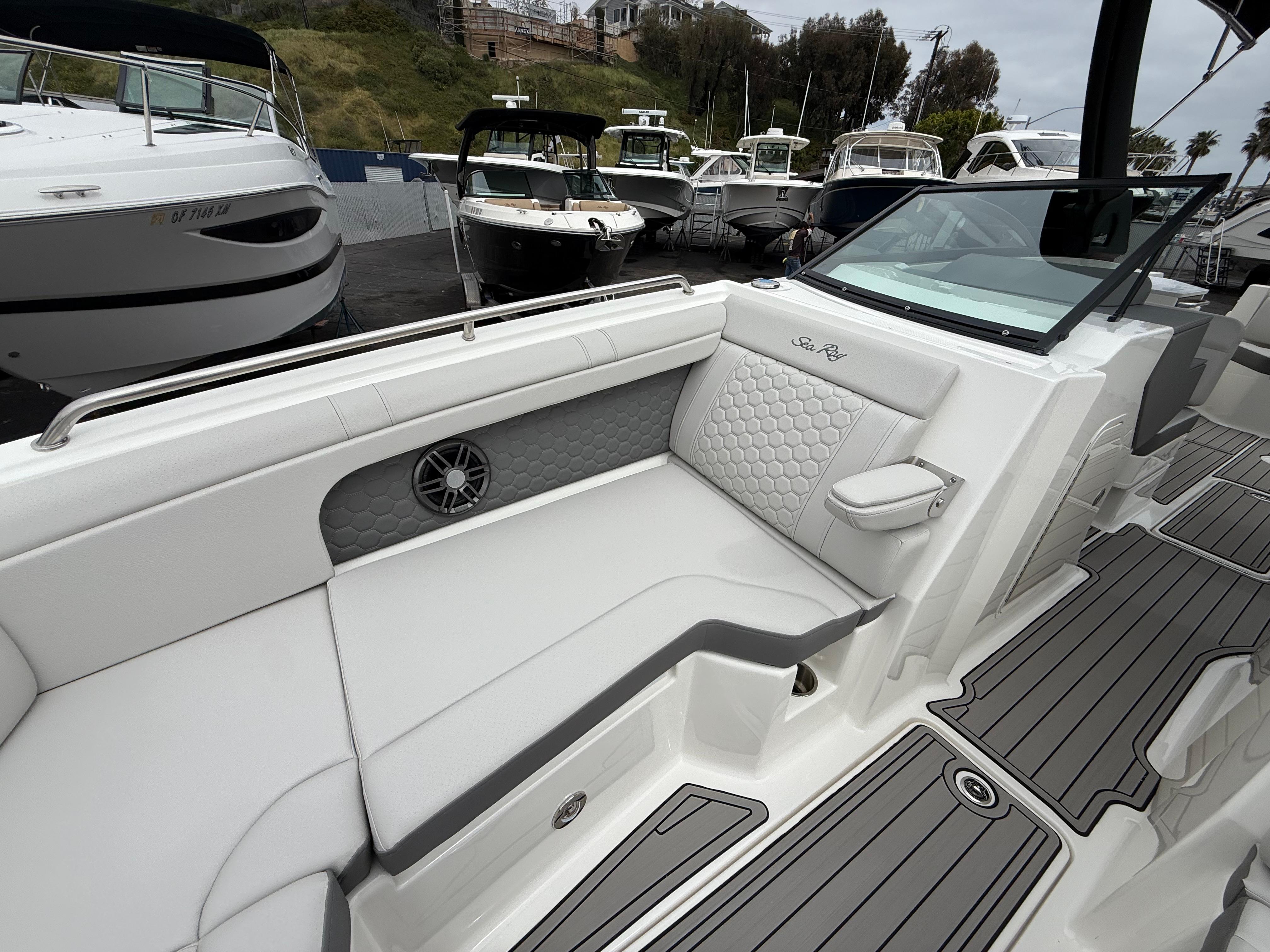2025 Sea Ray 290 Sundeck Outboard #S1801B inventory image at Sun Country Marine Group, Newport Beach 2025 Sea Ray 290 Sundeck Outboard #S1801B inventory image at Sun Country Marine Group, Newport Beach