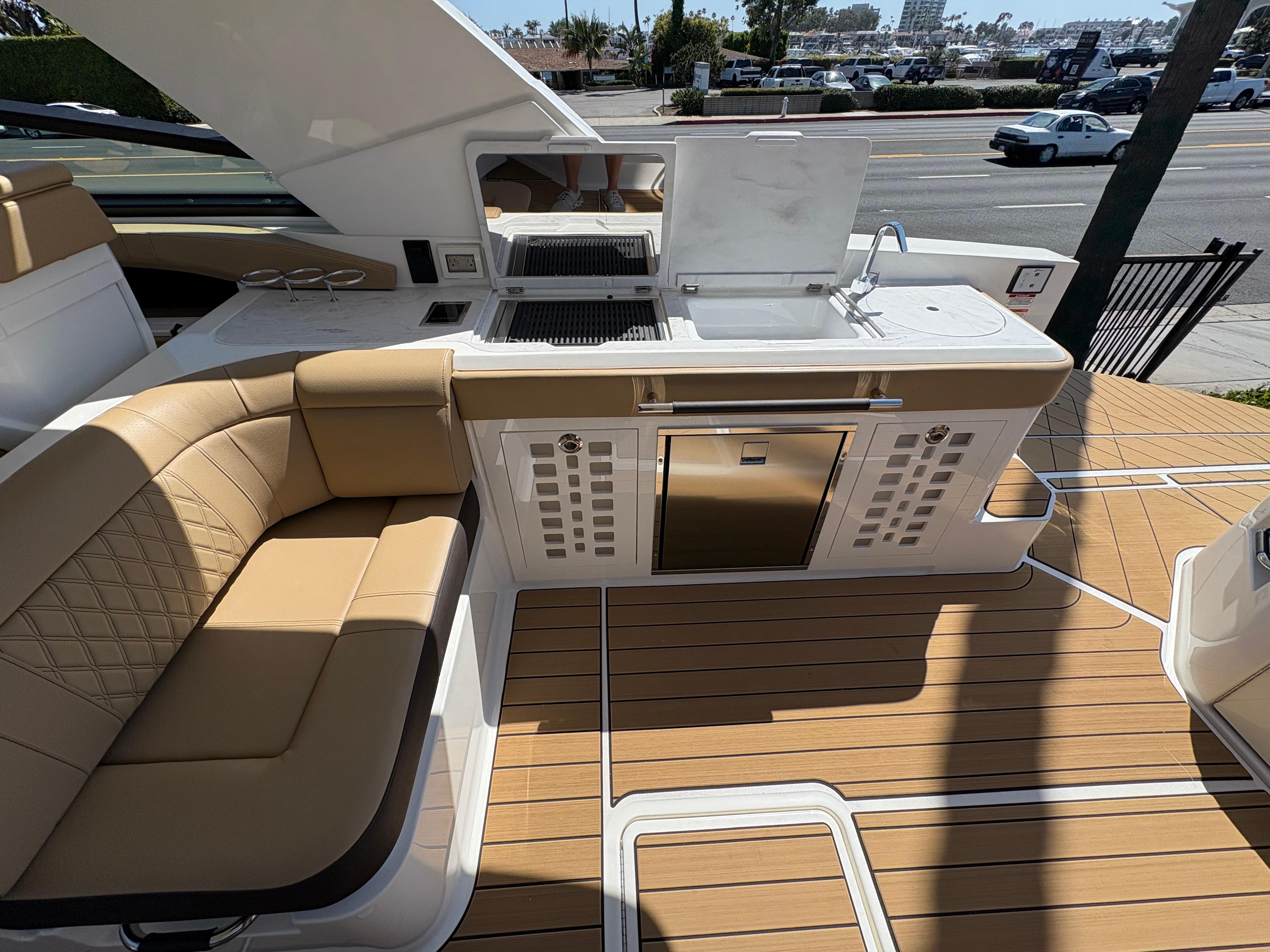 2025 Sea Ray SLX 400 #S1417L inventory image at Sun Country Marine Group, Newport Beach 2025 Sea Ray SLX 400 #S1417L inventory image at Sun Country Marine Group, Newport Beach