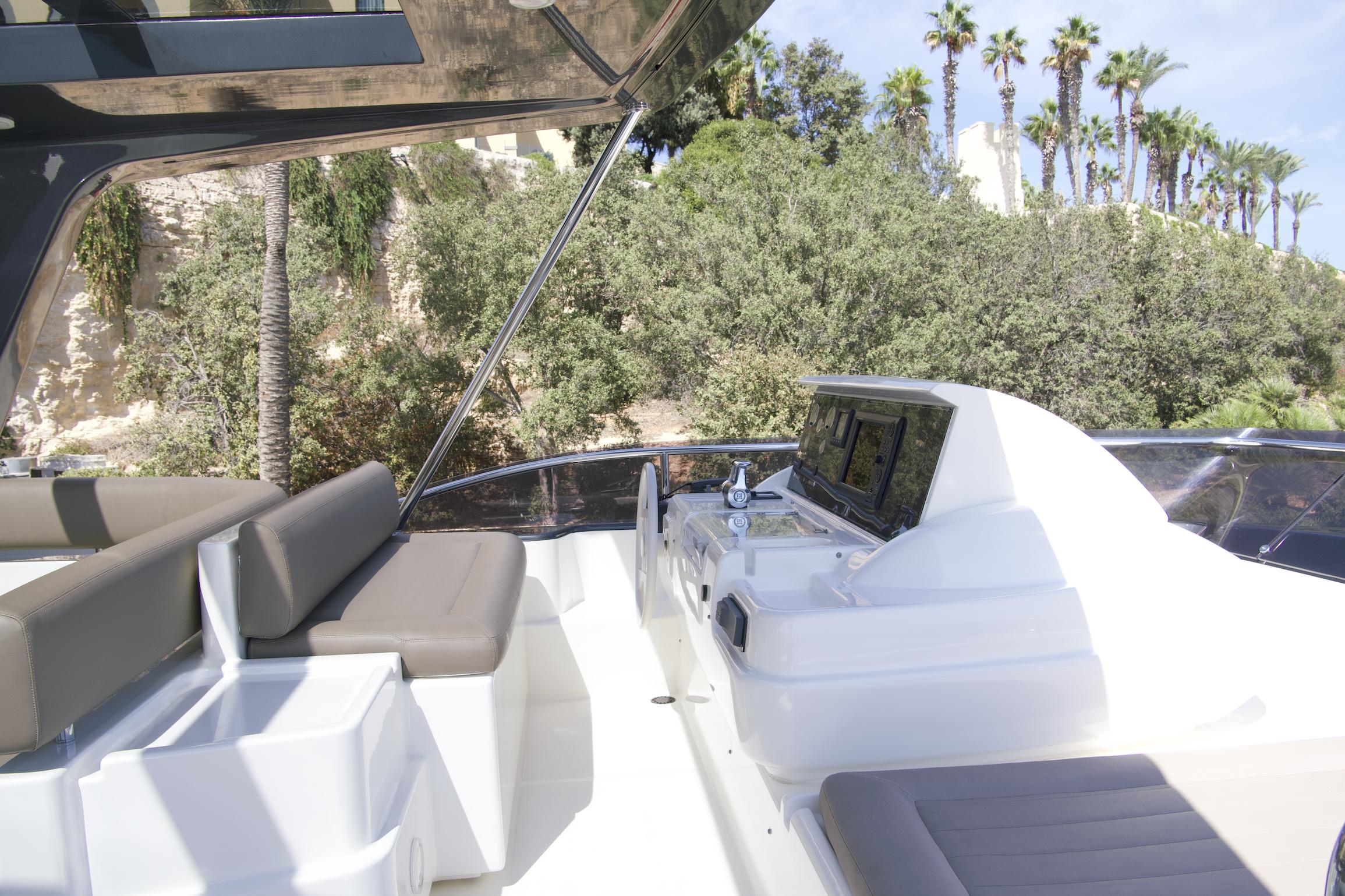 2010 Ferretti Yachts 81 