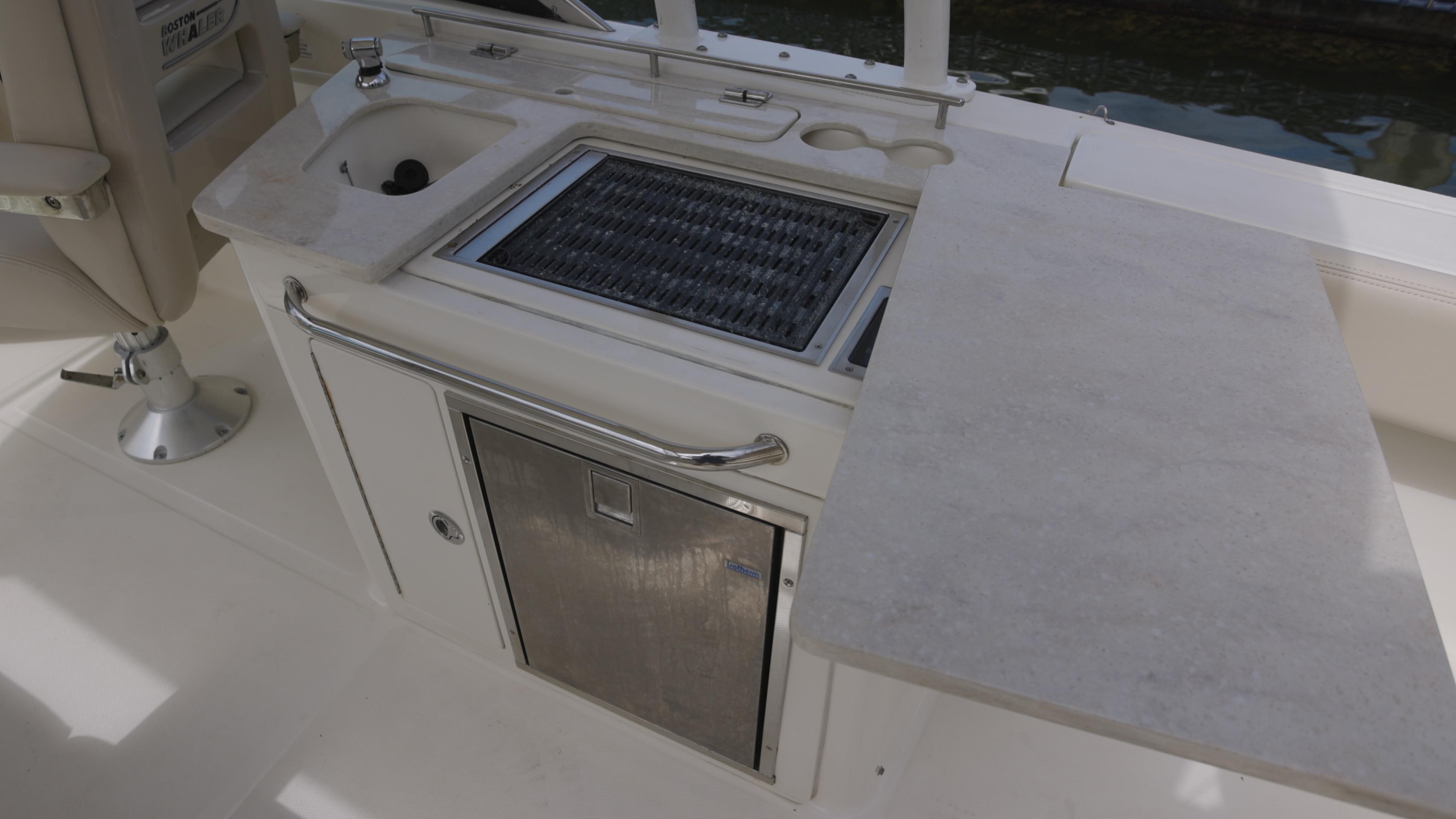 2014-boston-whaler-270-vantage-power-9526607-20240830063716261-1_XLARGE