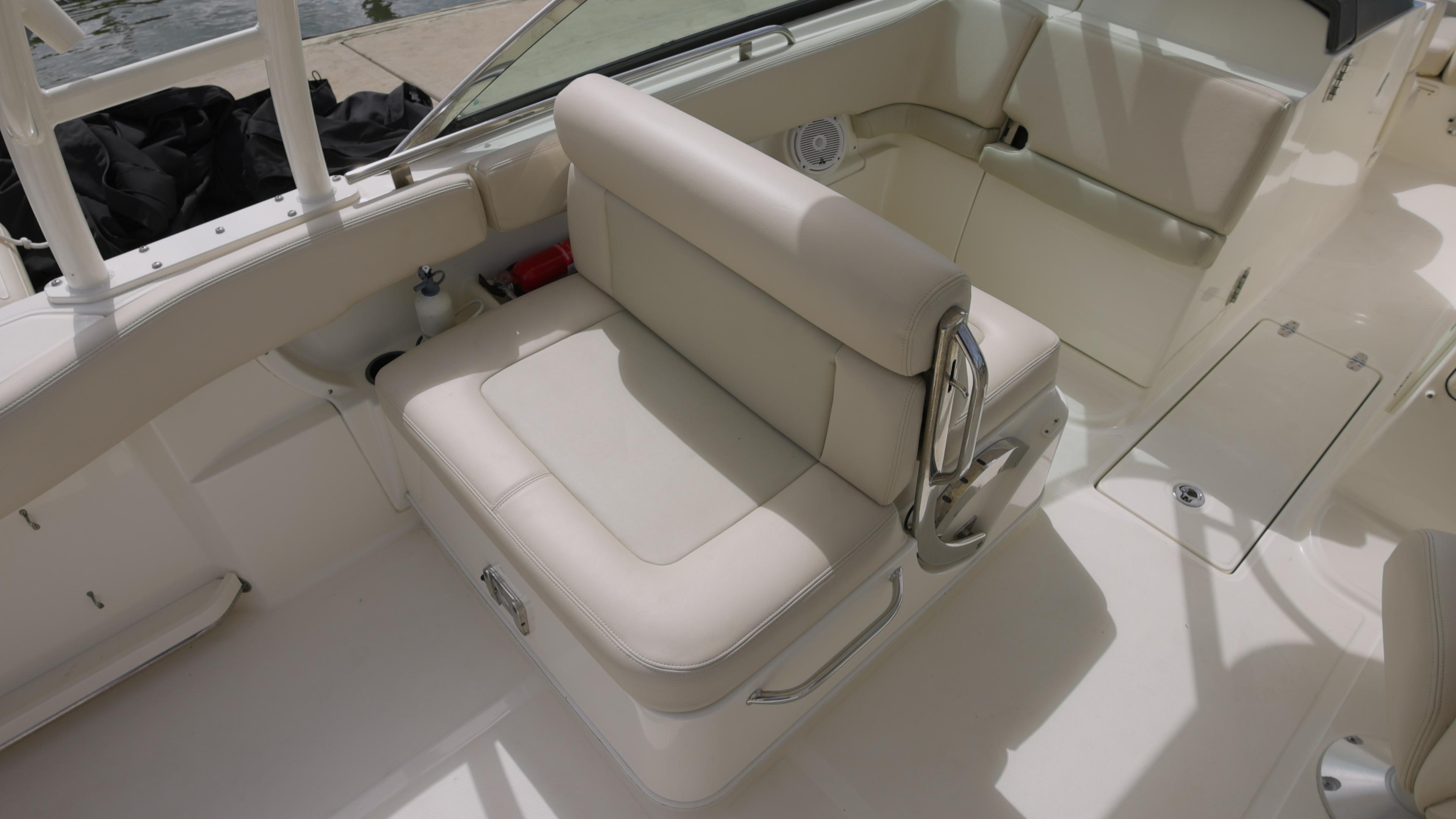 2014-boston-whaler-270-vantage-power-9526607-20240830063719493-1_XLARGE