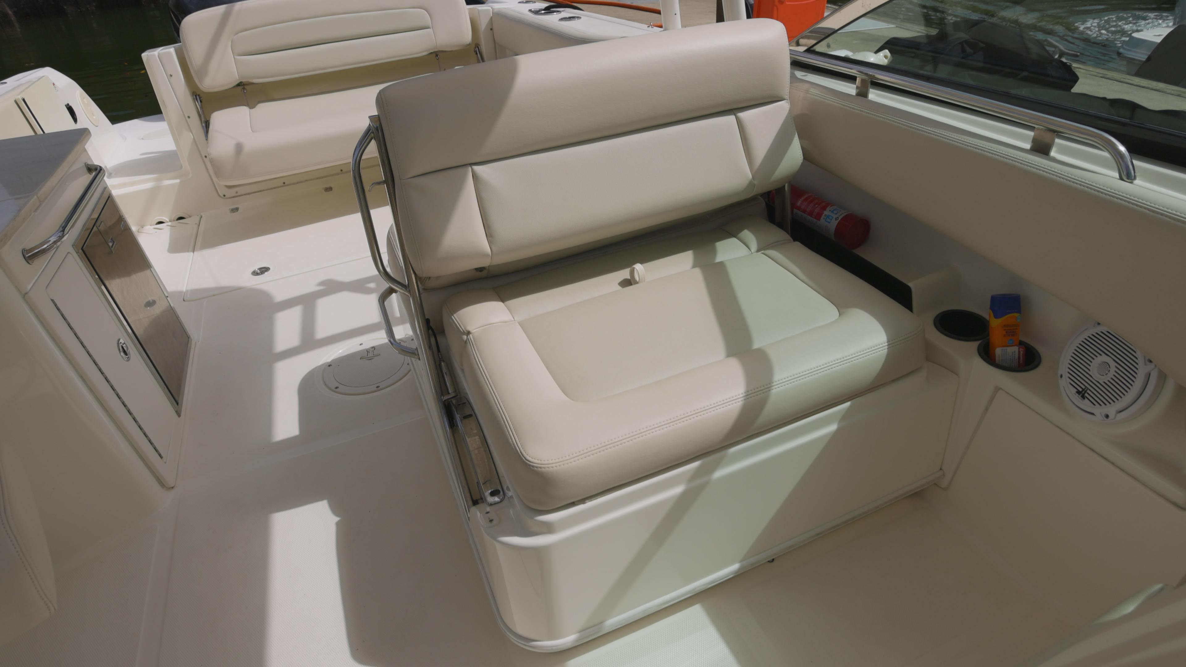 2014-boston-whaler-270-vantage-power-9526607-20240830063725332-1_XLARGE