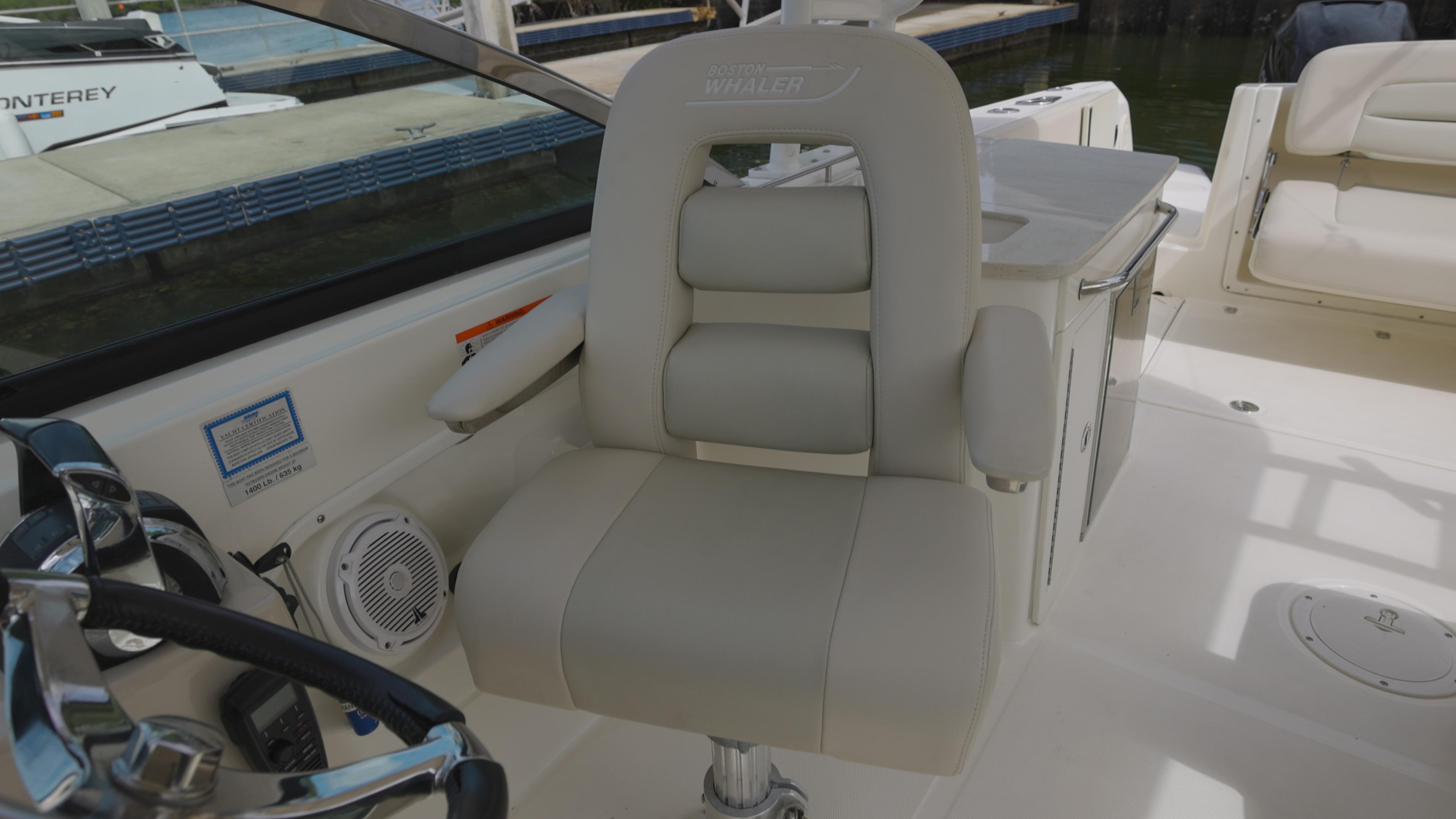 2014-boston-whaler-270-vantage-power-9526607-20240830063727283-1_XLARGE