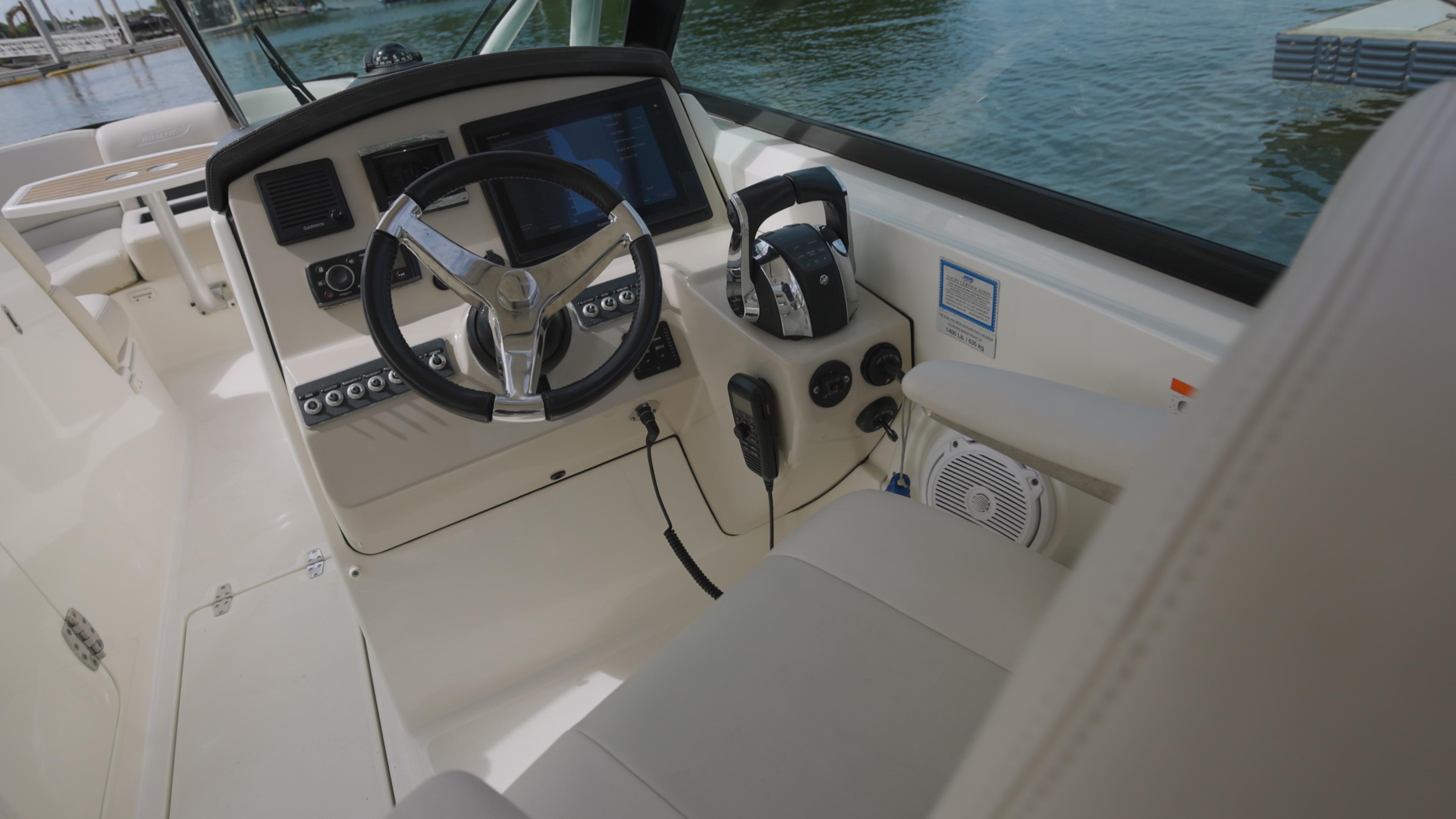 2014-boston-whaler-270-vantage-power-9526607-20240830063732285-1_XLARGE