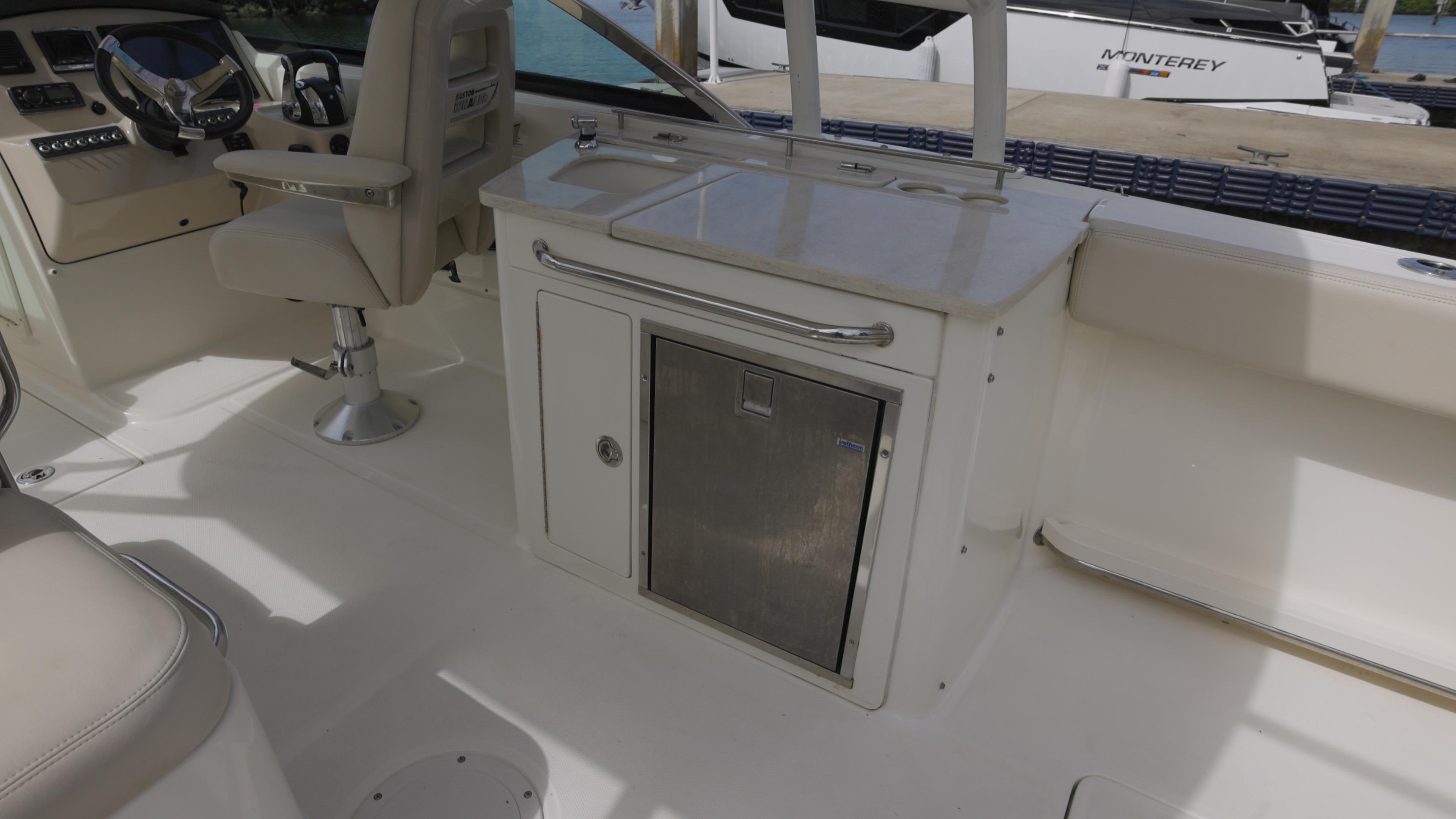 2014-boston-whaler-270-vantage-power-9526607-20240830063736892-1_XLARGE