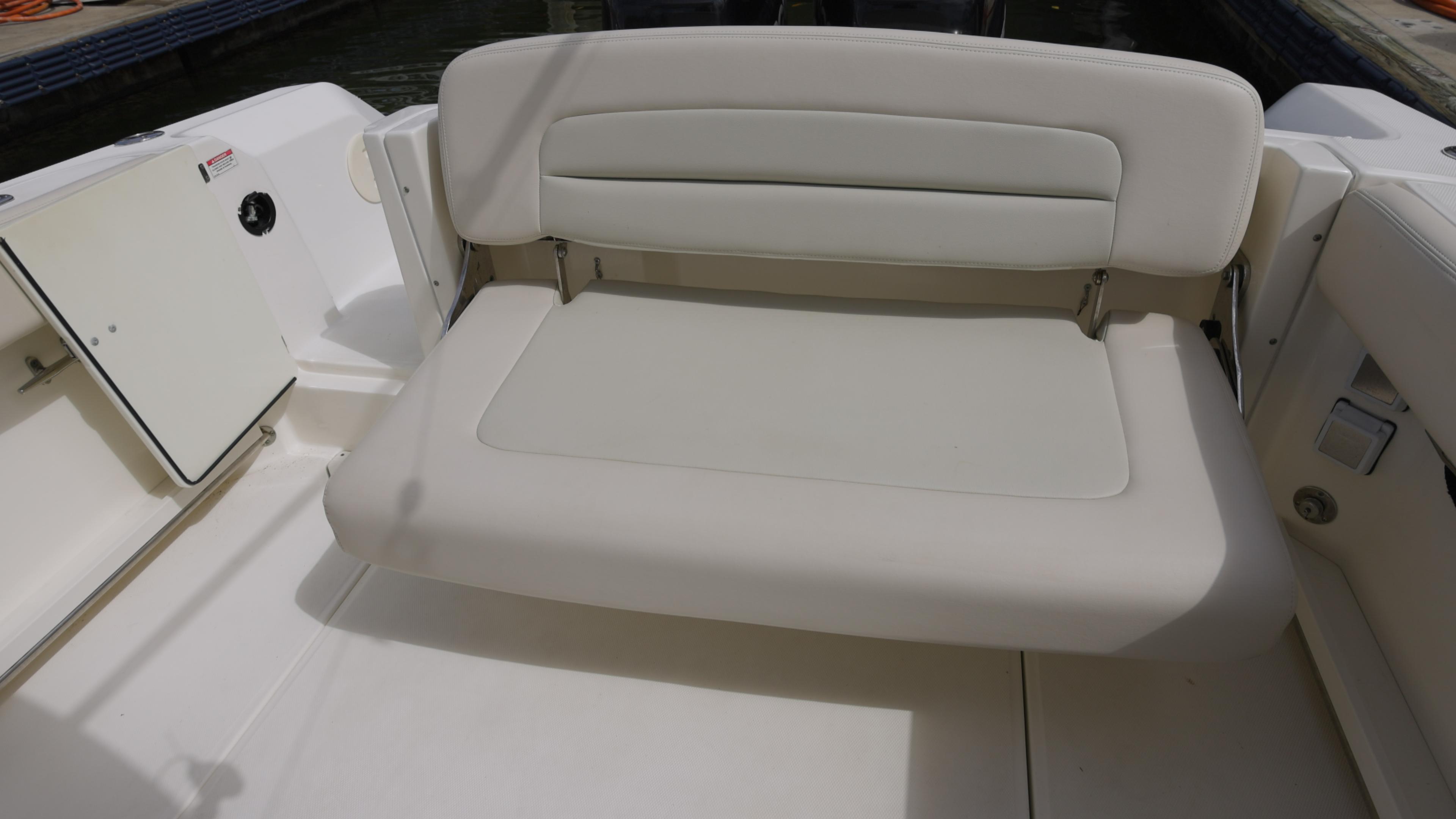 2014-boston-whaler-270-vantage-power-9526607-20240830063739718-1_XLARGE