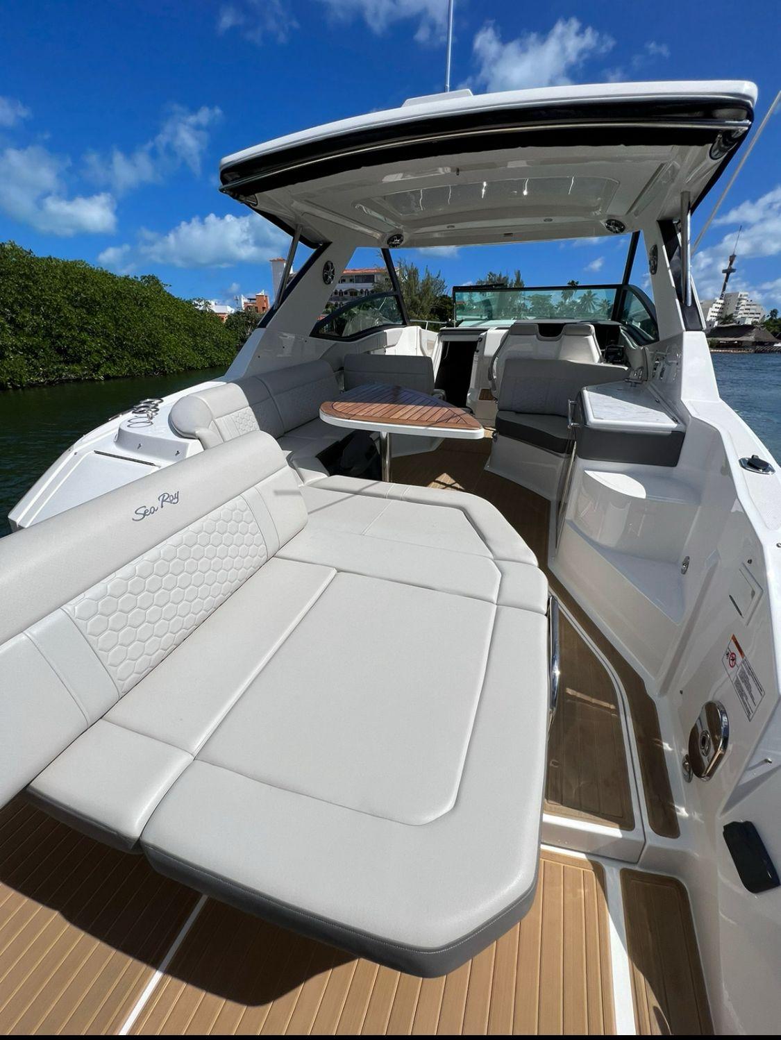 2023 Sea Ray Sundancer 320 @ Cancun