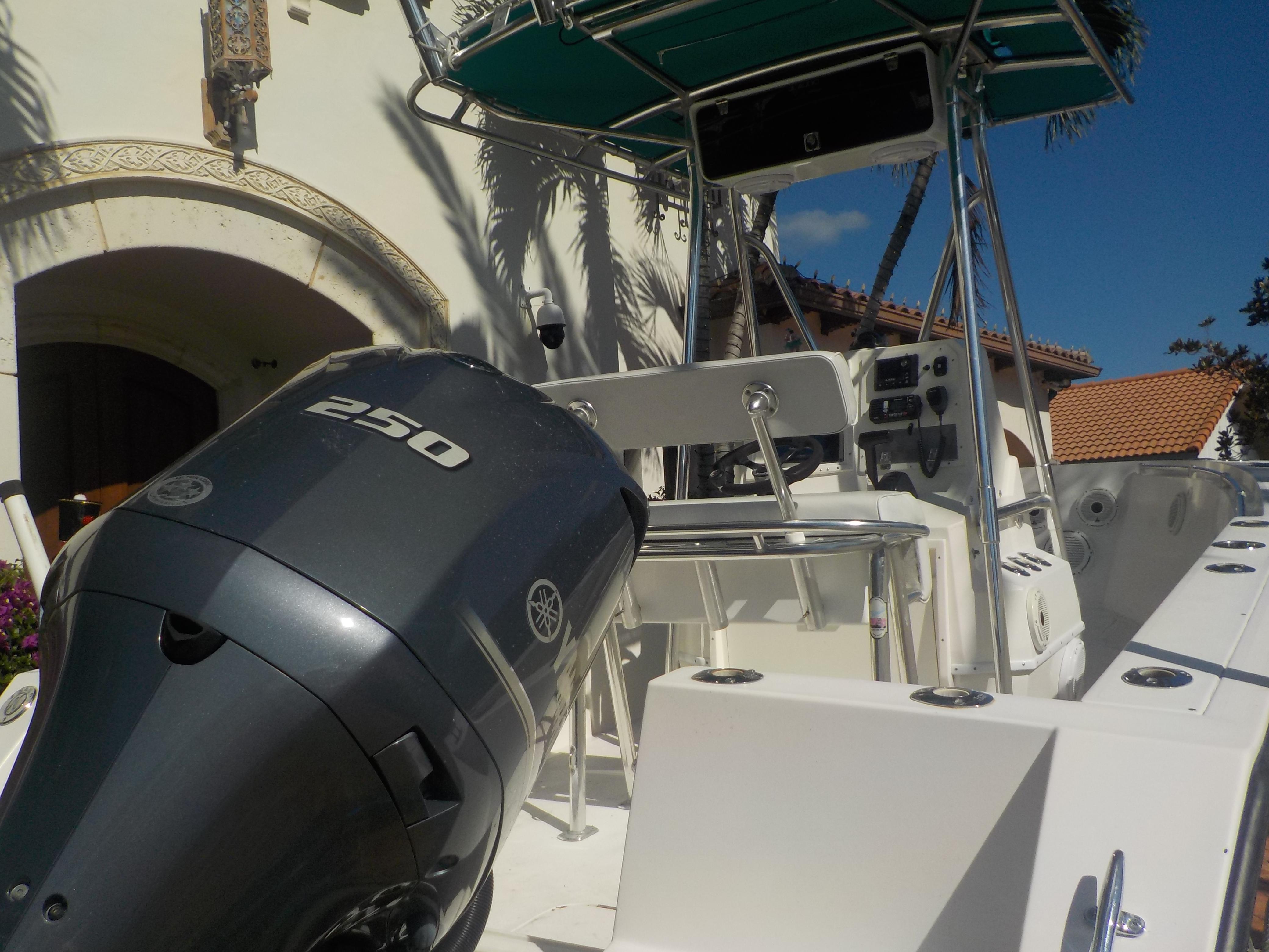 Contender 21 Center Console - Exterior photo of engine