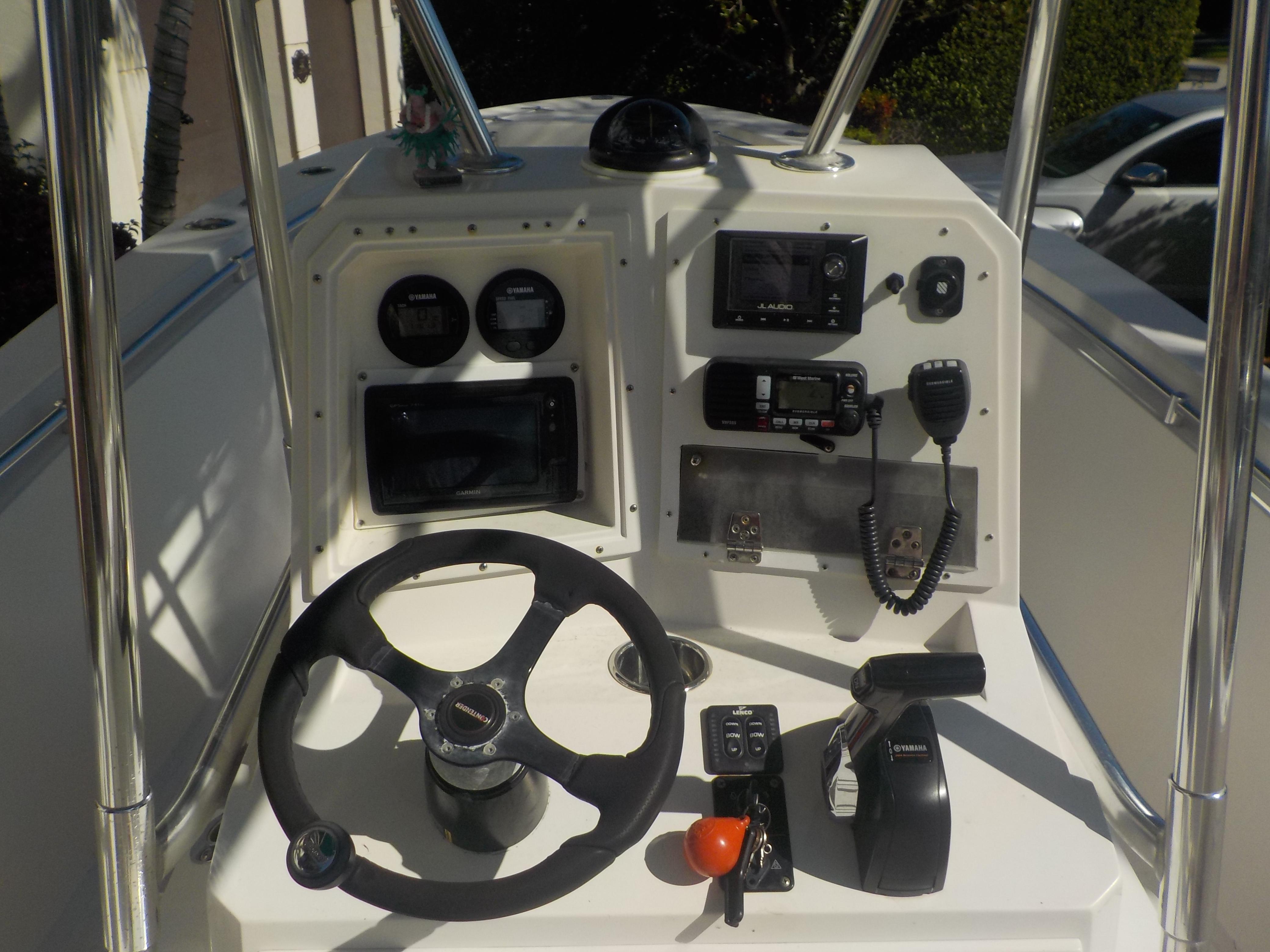 Contender 21 Center Console - Exterior helm photo