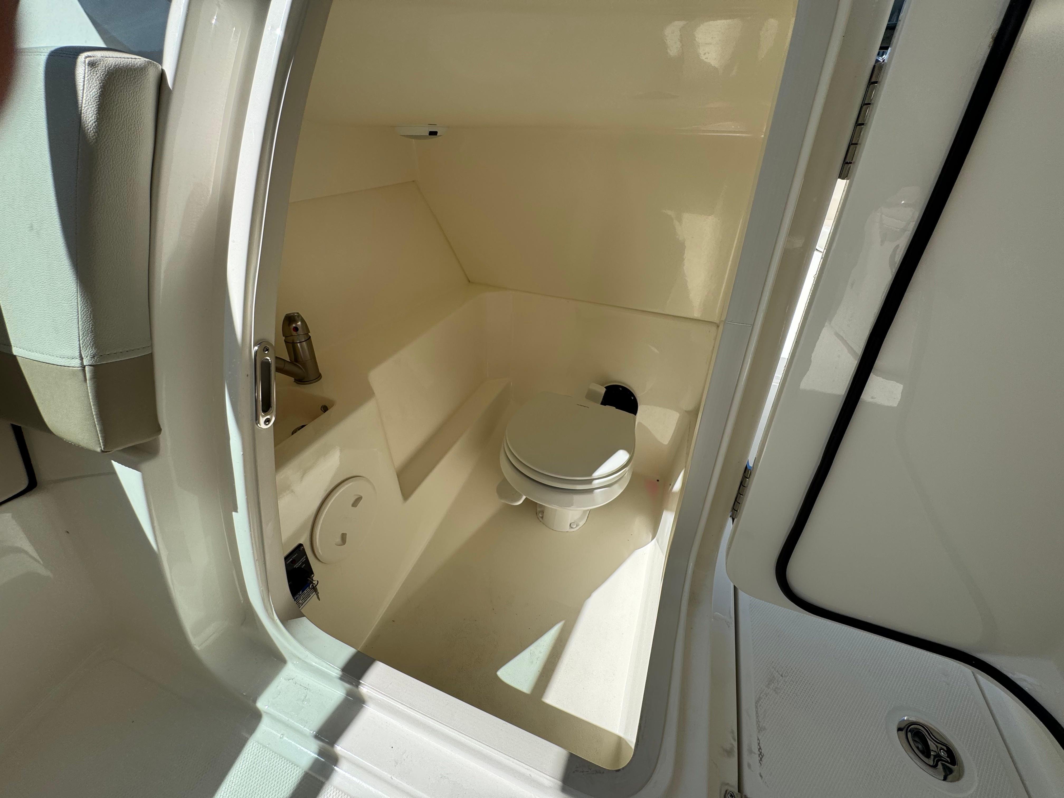 2022-boston-whaler-240-vantage-power-9886723-20250728122846702-1