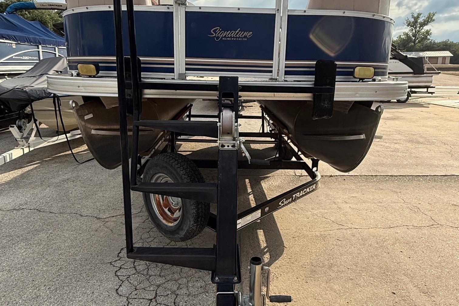 2014 Sun Tracker Party Barge 22 DLX-8