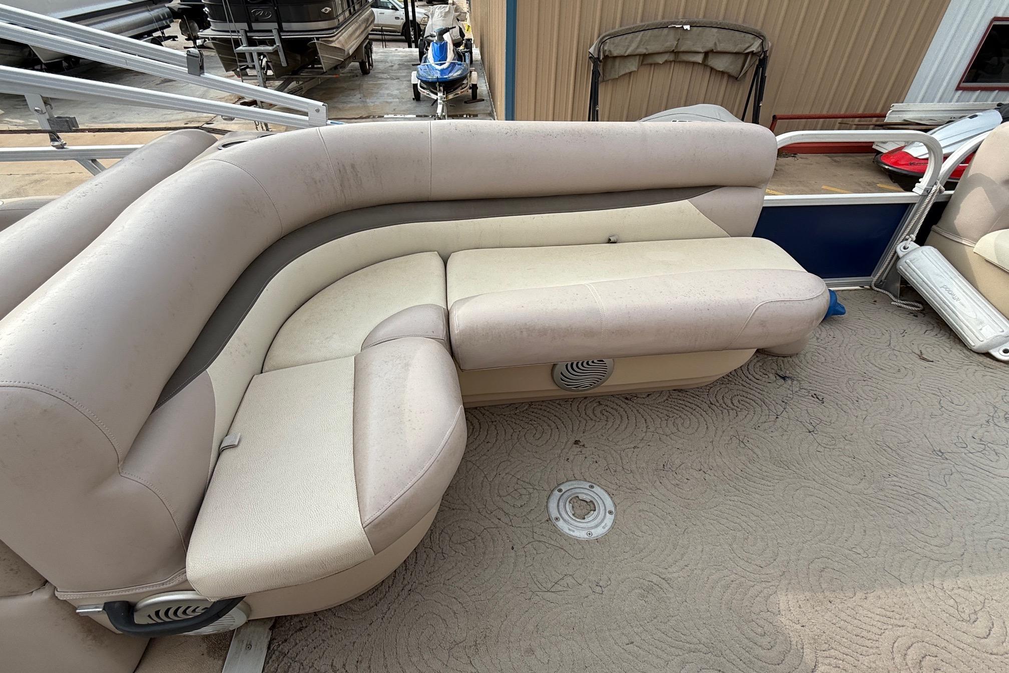 2014 Sun Tracker Party Barge 22 DLX-11