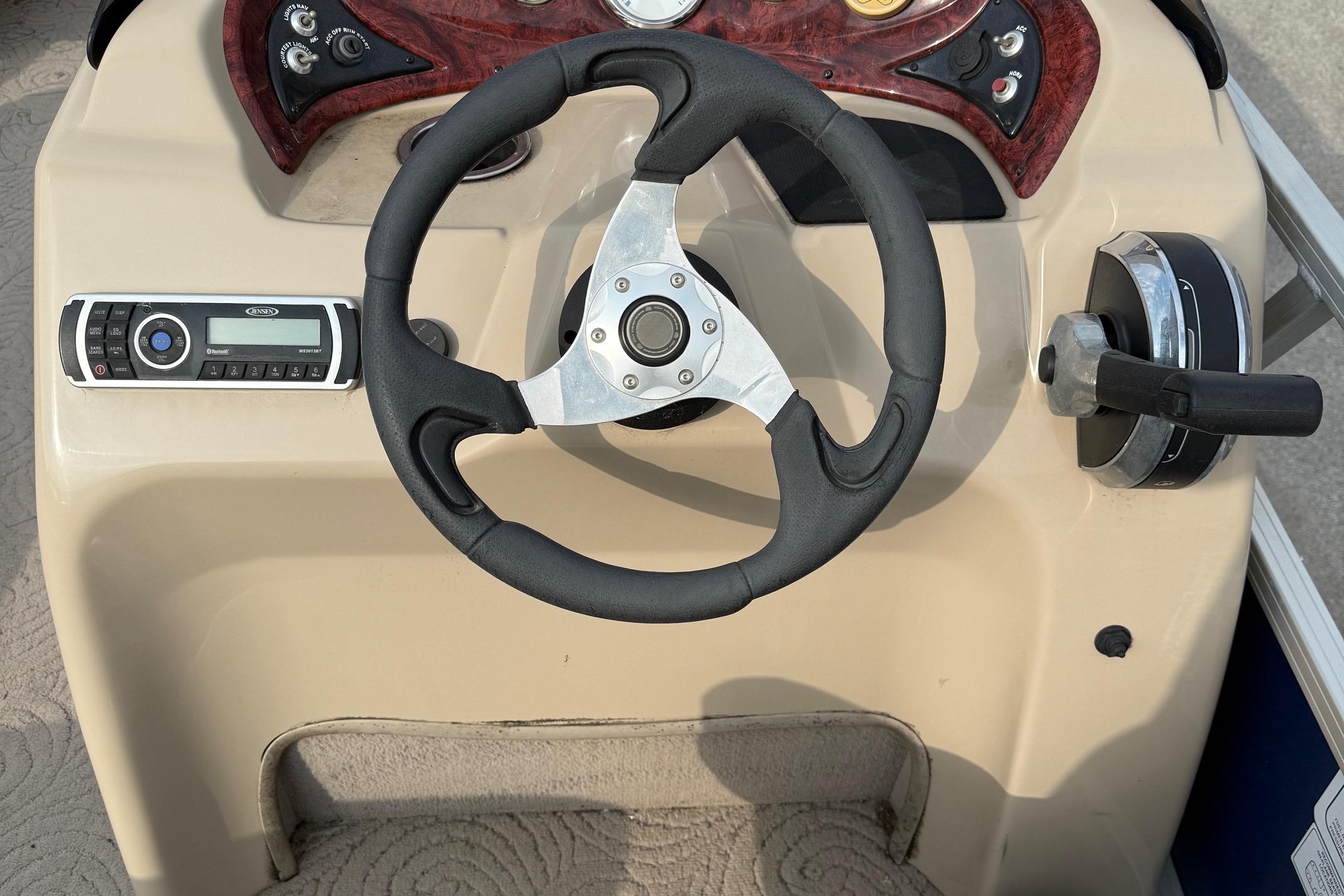 2014 Sun Tracker Party Barge 22 DLX-9
