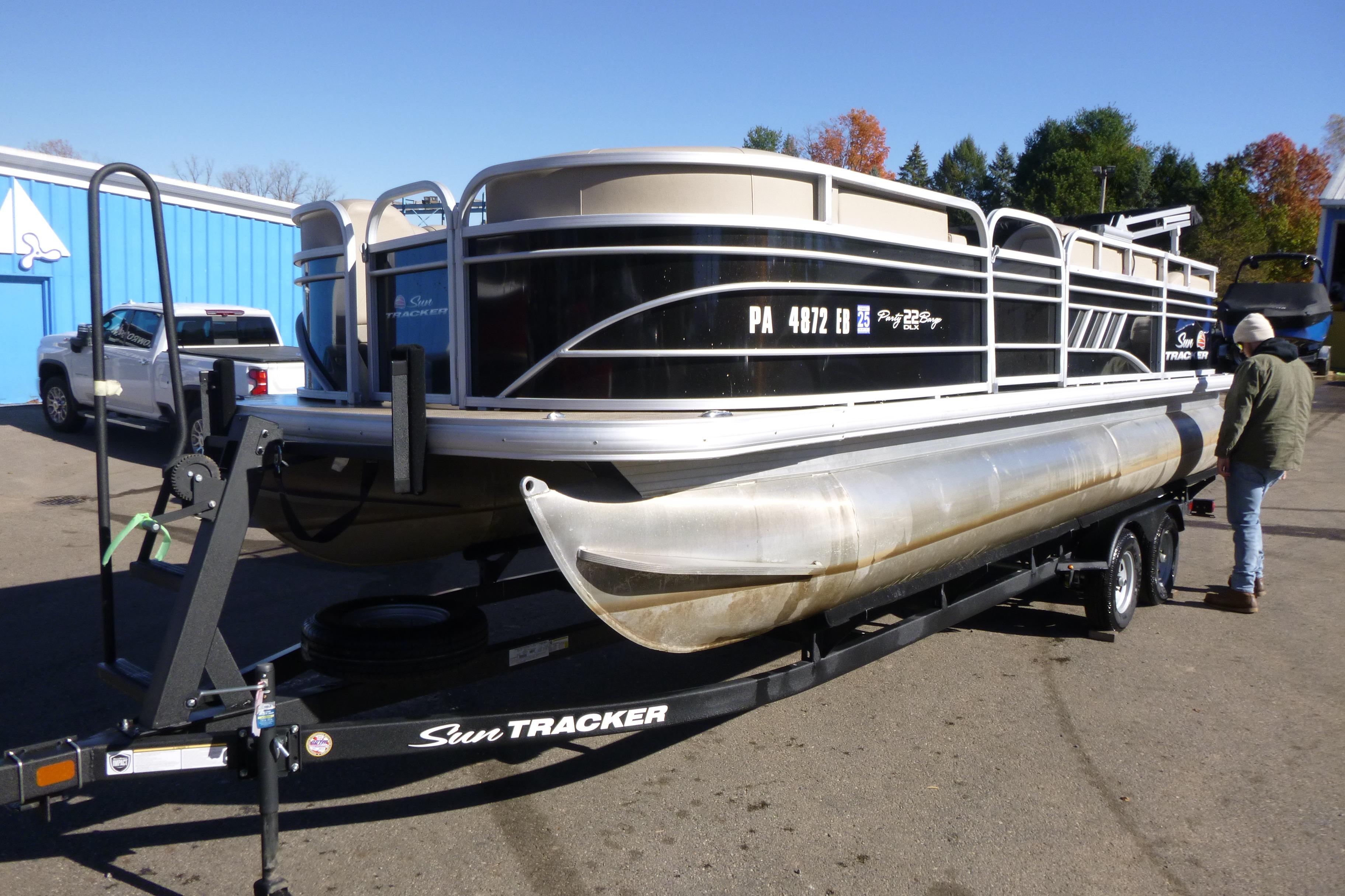 2022 Sun Tracker Party Barge 22 DLX Gallery