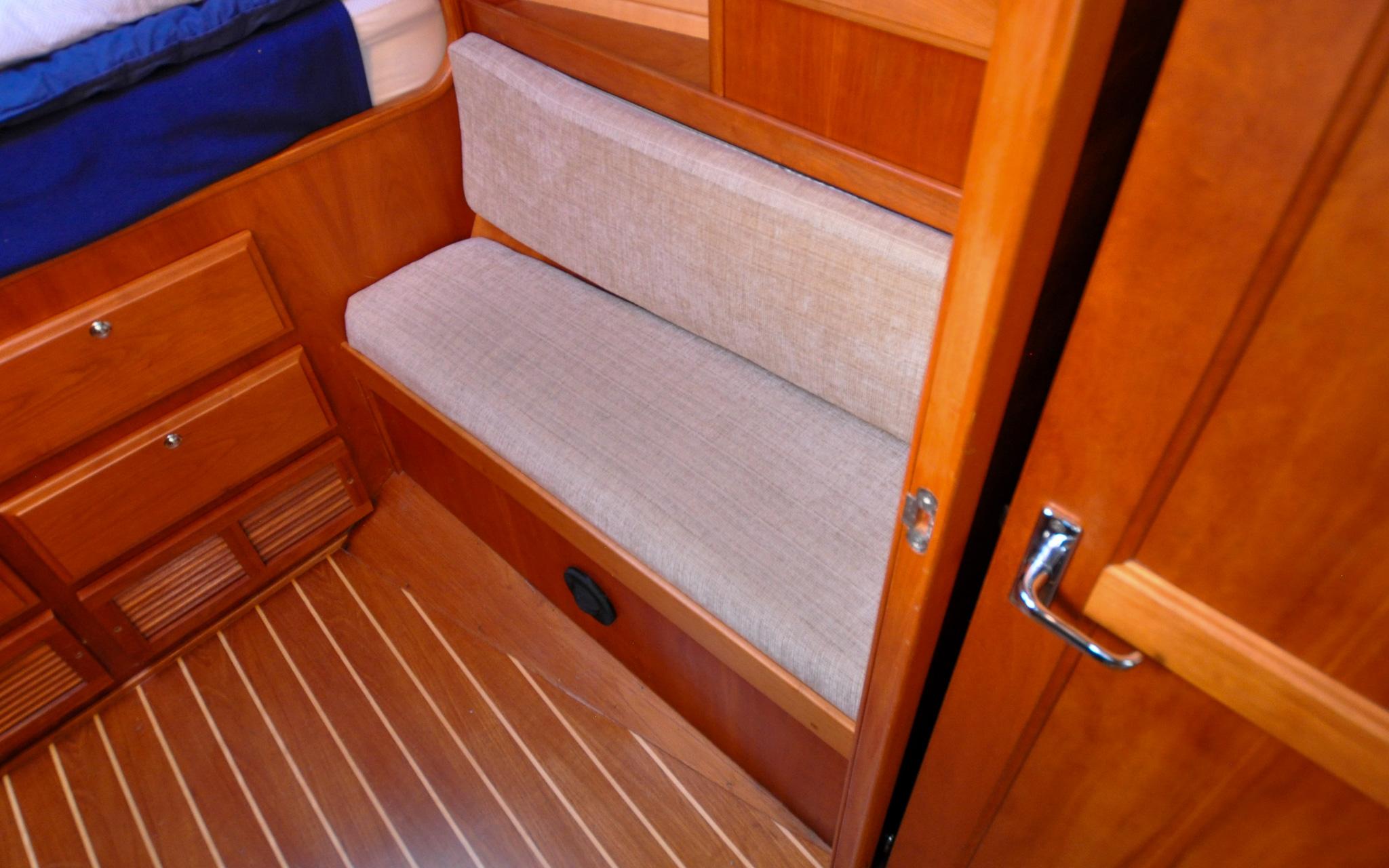 Jezebel Yacht Photos Pics Sabre 426 - Jezebel - Forward Cabin - Settee