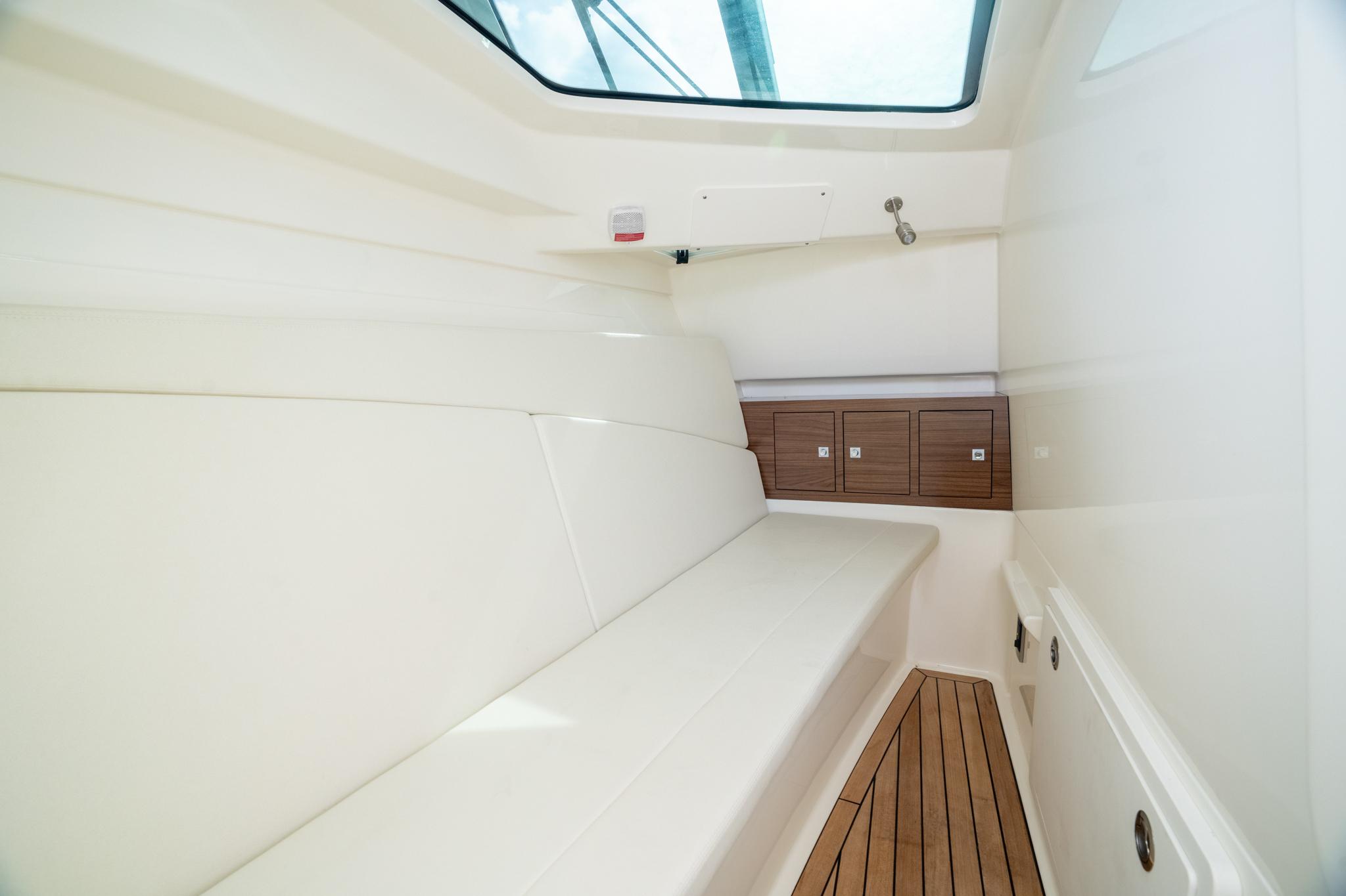 2024-boston-whaler-320-vantage-power-9836749-20250617061631873-1