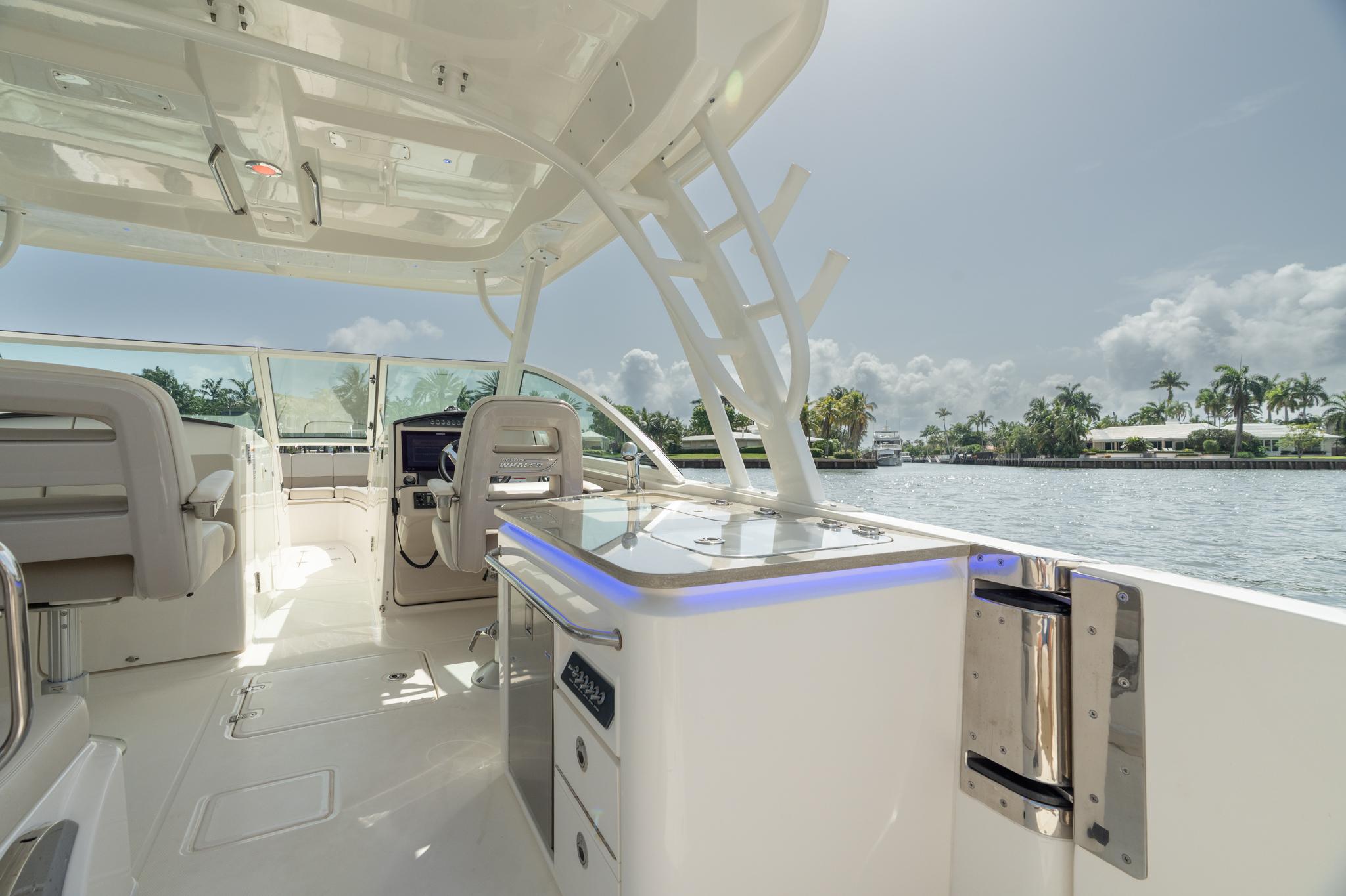 2024-boston-whaler-320-vantage-power-9836749-20250617061646902-1