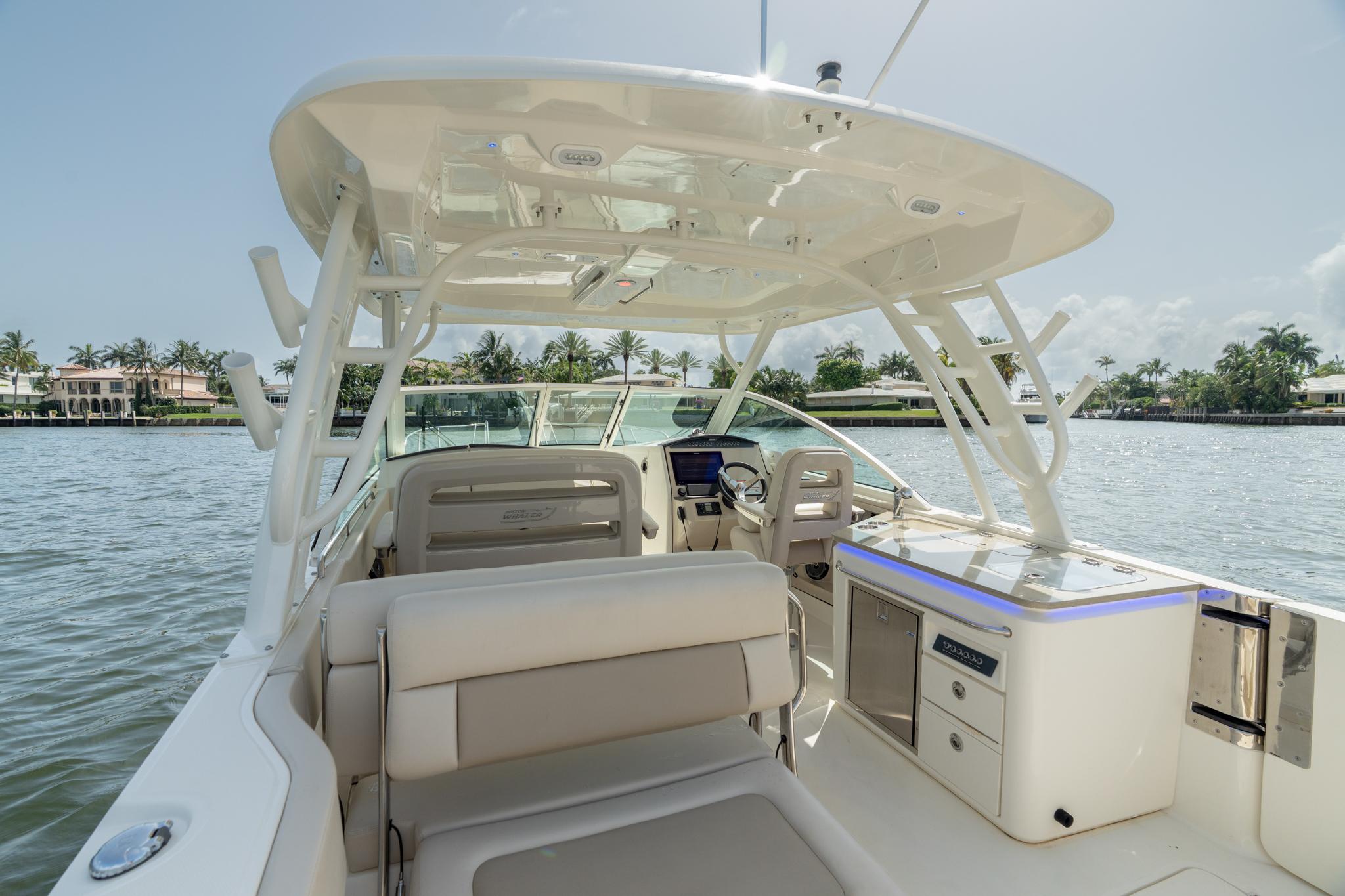 2024-boston-whaler-320-vantage-power-9836749-20250617061648186-1
