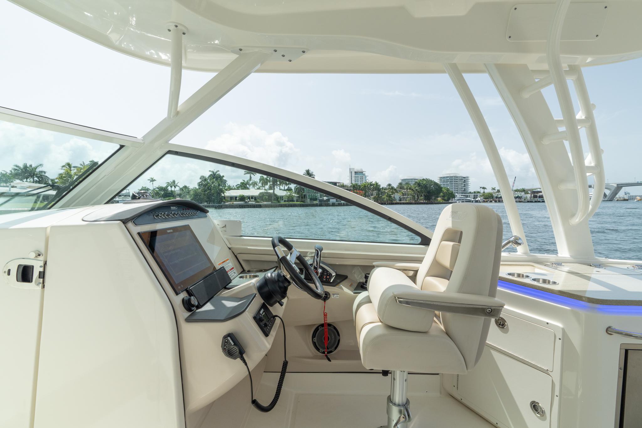 2024-boston-whaler-320-vantage-power-9836749-20250617061652107-1